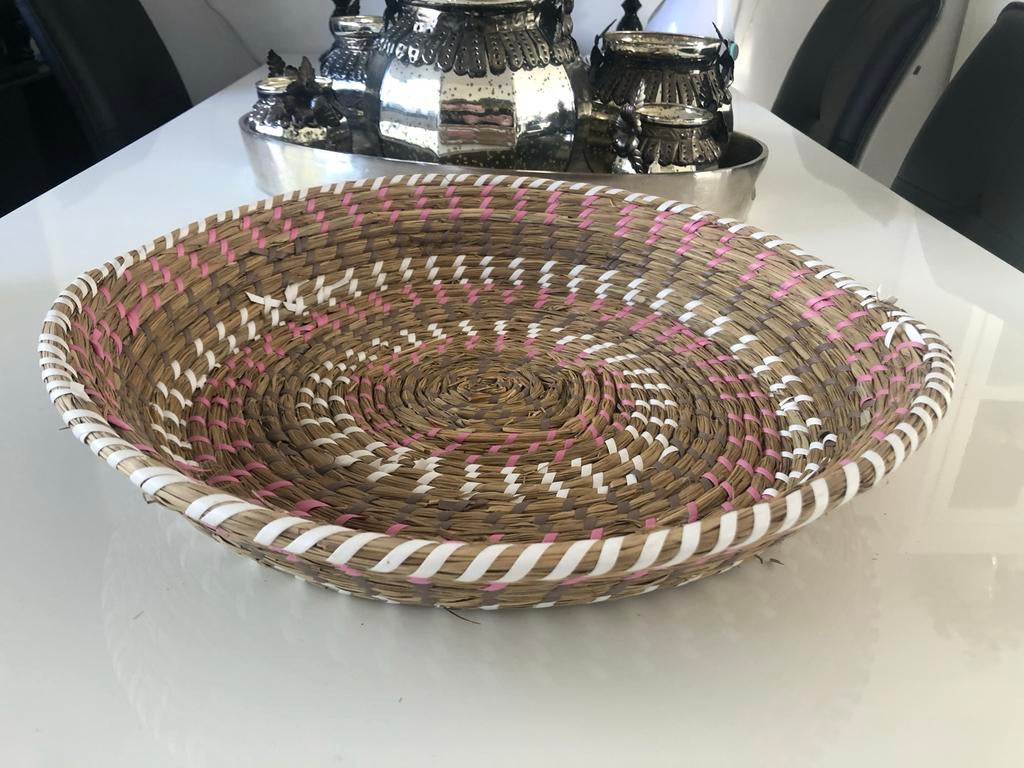 Rieten schaal met roze en witte accenten, mand, ibiza style, Gebruikt, Schaal, Rond, Ophalen of Verzenden