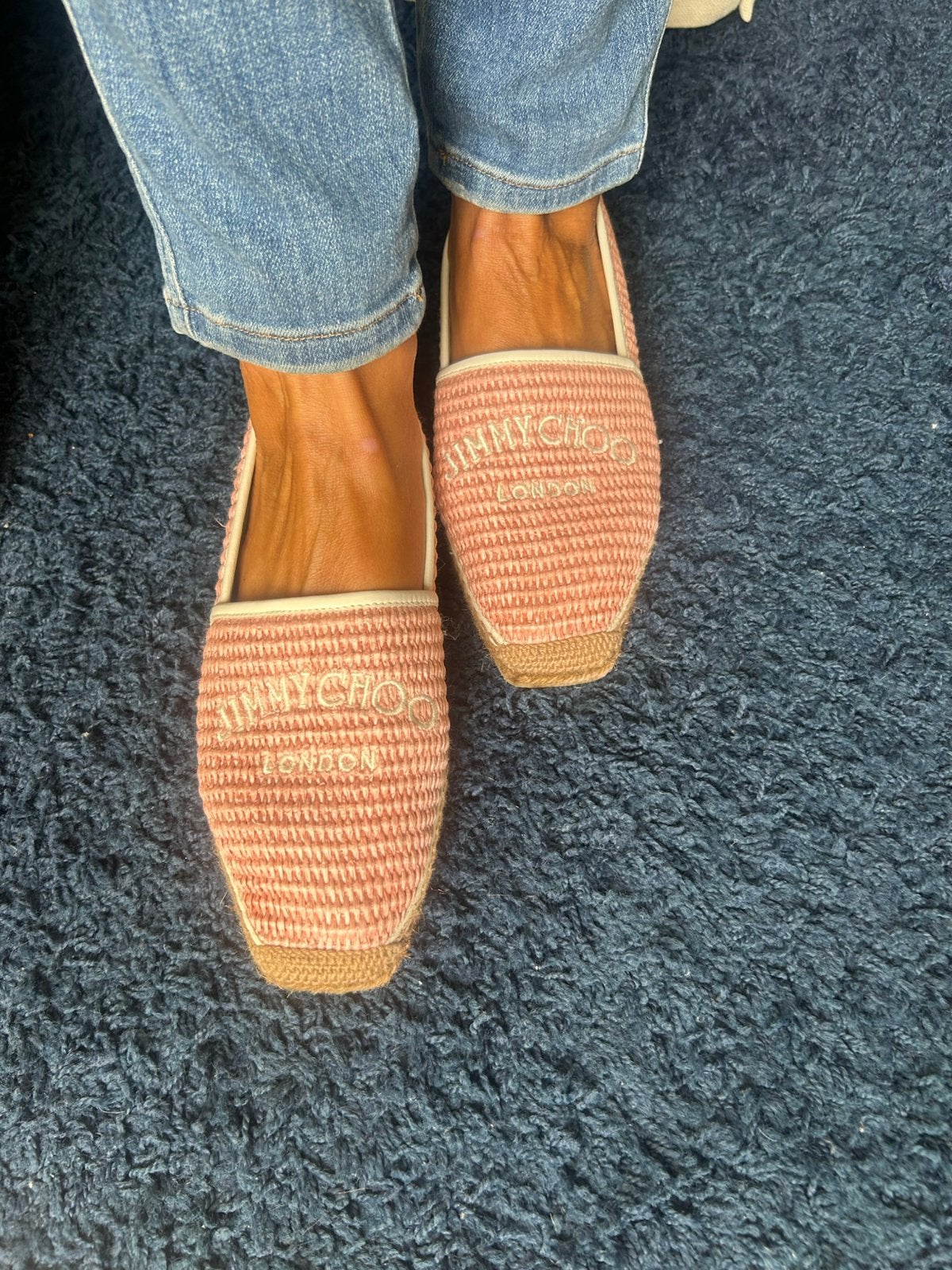 Jimmie Choo brie flat logo raffia espadrilles, Ophalen of Verzenden, Zo goed als nieuw, Roze, Espadrilles of Moccasins