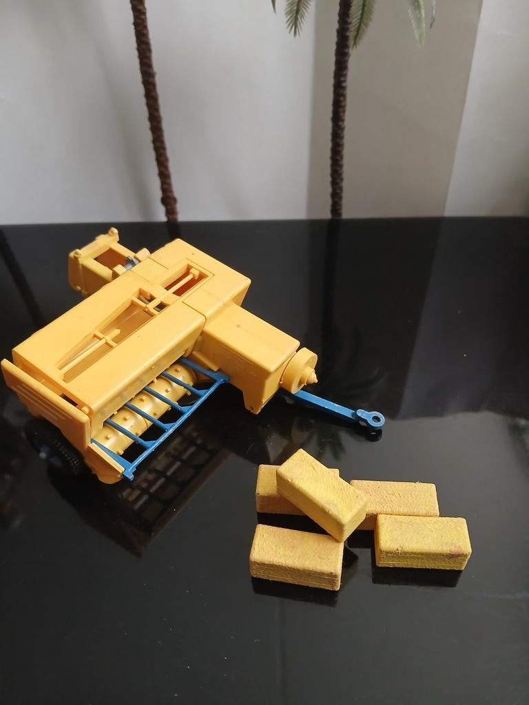 Bamfords pers. Britains 1:32, Ophalen of Verzenden, Gebruikt, Tractor of Landbouw, Britains