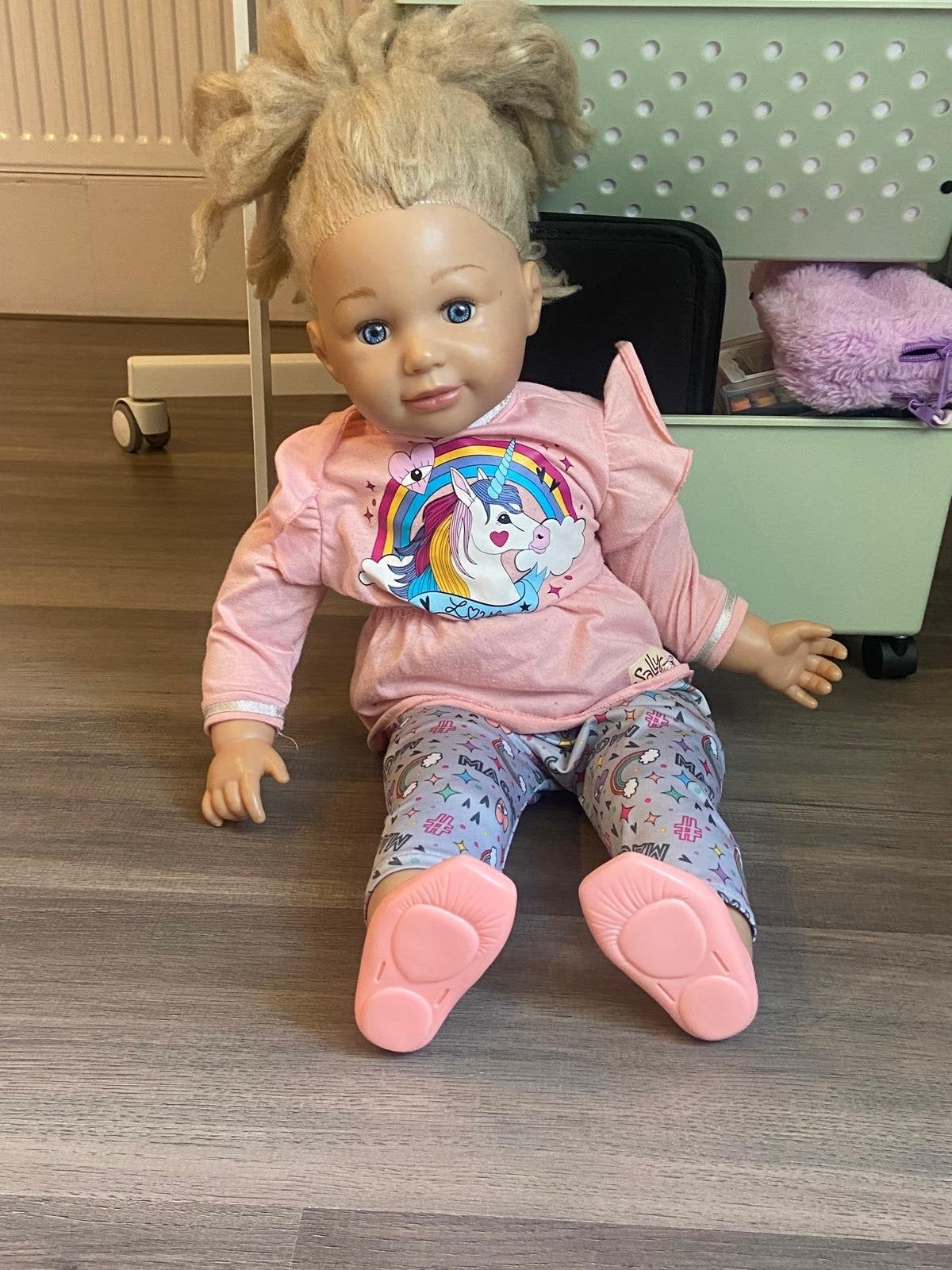 Leuke babypop met eenhoorn shirt en broekje, Ophalen, Gebruikt, Babypop