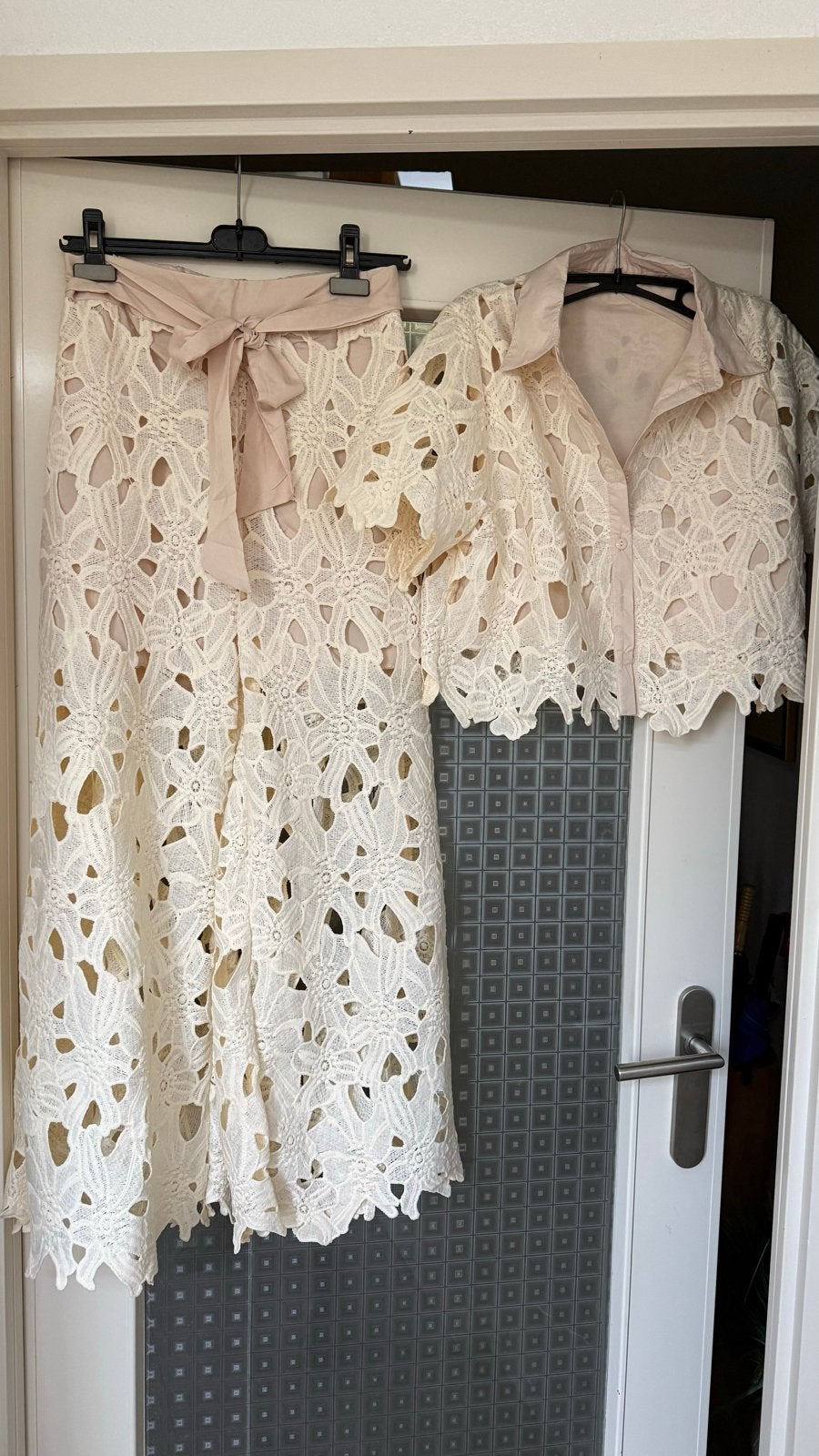 Chique Crème Kanten Broekpak met Blouse en Broek, Beige, Ophalen of Verzenden, Zo goed als nieuw, Maat 36 (S)