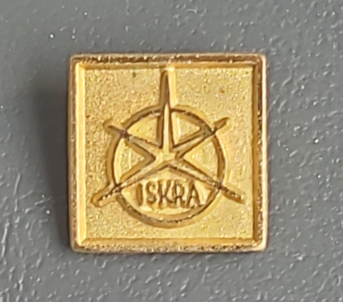 Vintage Iskra Speldje  Goudkleurig, Verzenden
