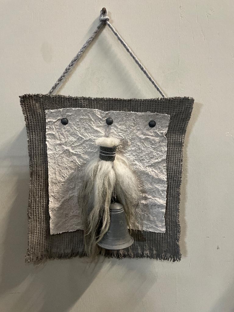 Wand decoratie met wol toef en bel - handgemaakt, Ophalen, Wandhanger, Nieuw, Natuurlijk materiaal