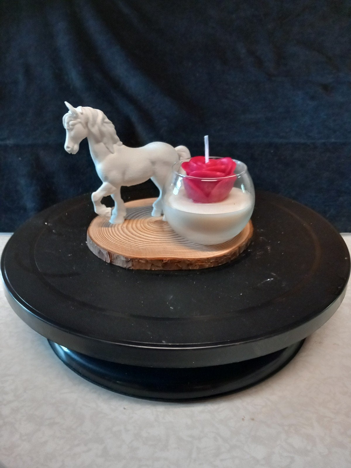 paard met rozenkaars op houten schijf, Hout, Meerkleurig, Overige stijlen, Nieuw