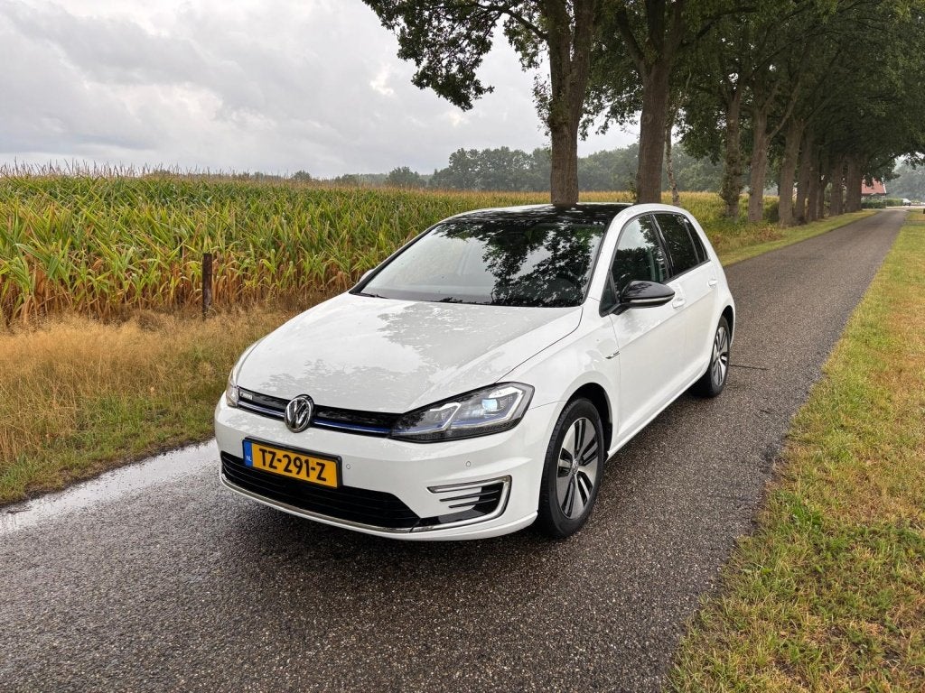Volkswagen e-Golf e-Golf SOH 86% | Camera | ACC | Navigatie, Auto's, Volkswagen, Automaat, Gebruikt, 230 km, Wit