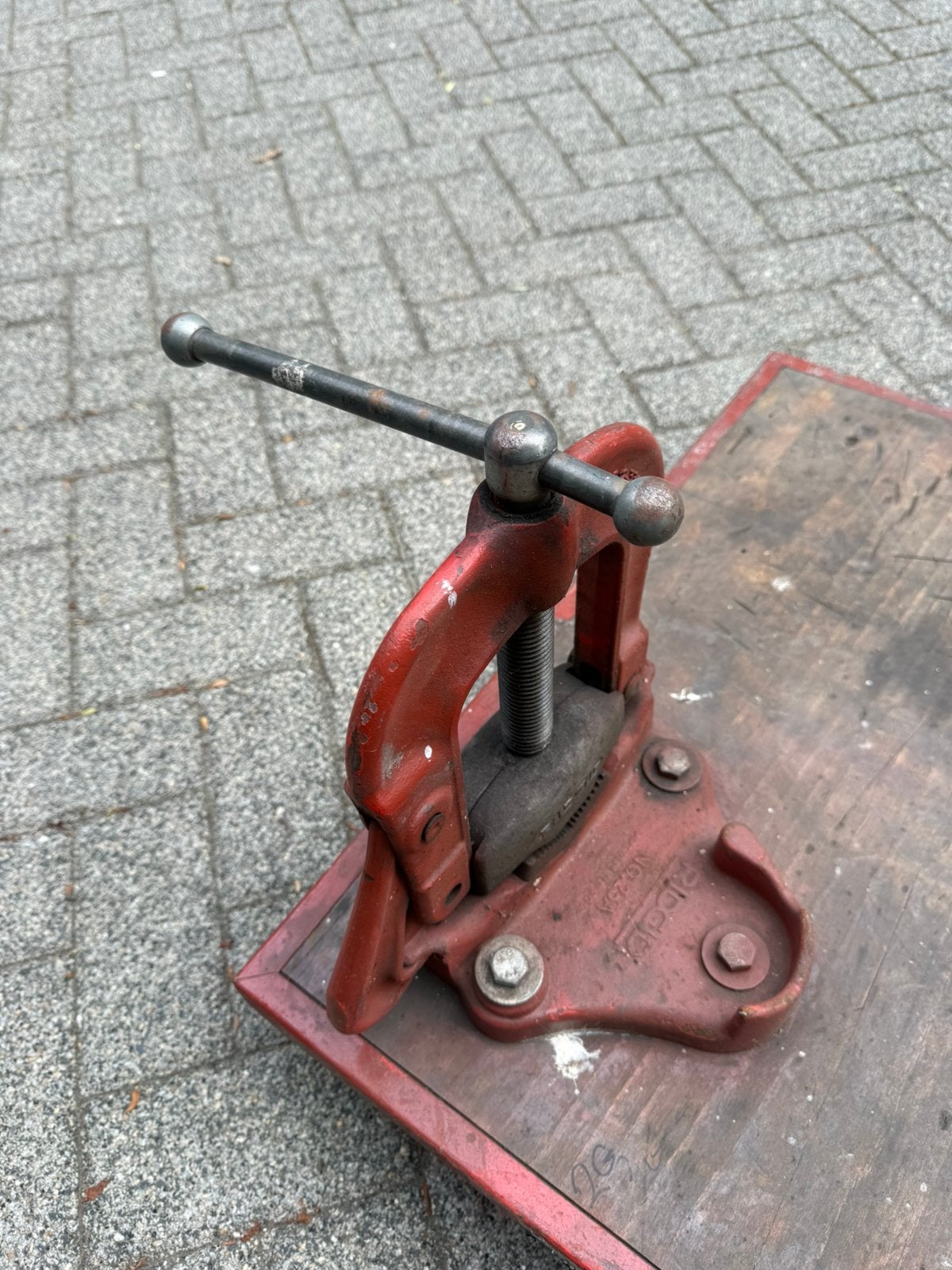 Ridgid bankschroef openslaande pijpklem 1/8”-4 ”, Ophalen of Verzenden, Zo goed als nieuw, Bankschroef
