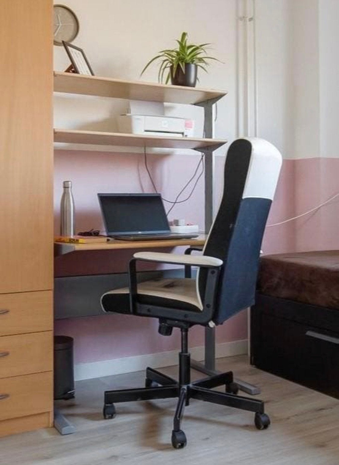 💻 Verstelbaar IKEA bureau Fredrik, Ophalen, Zit-sta bureau, Gebruikt, Kabelgoot
