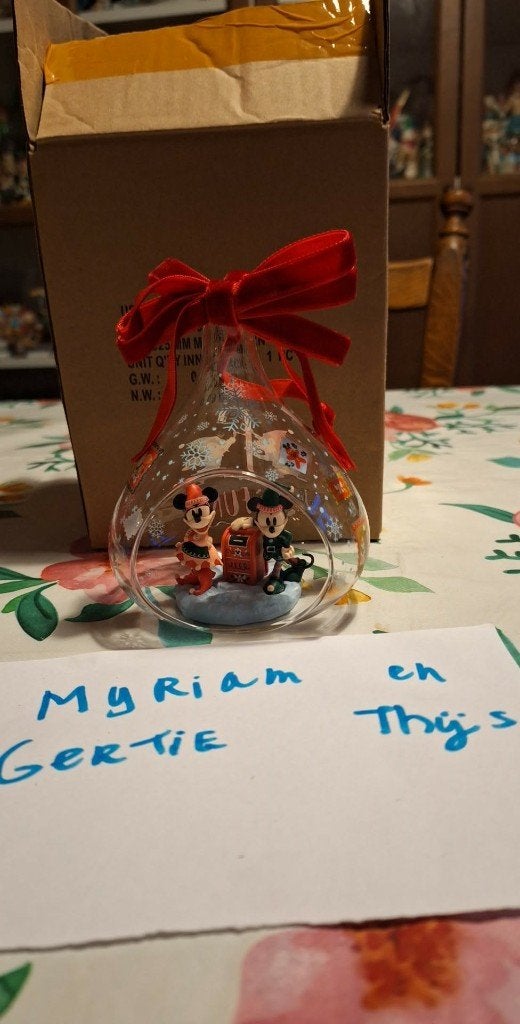 Disney Mickey and Minnie Mouse kerstbal ornament, Verzamelen, Disney, Ophalen of Verzenden, Mickey Mouse, Zo goed als nieuw, Beeldje of Figuurtje