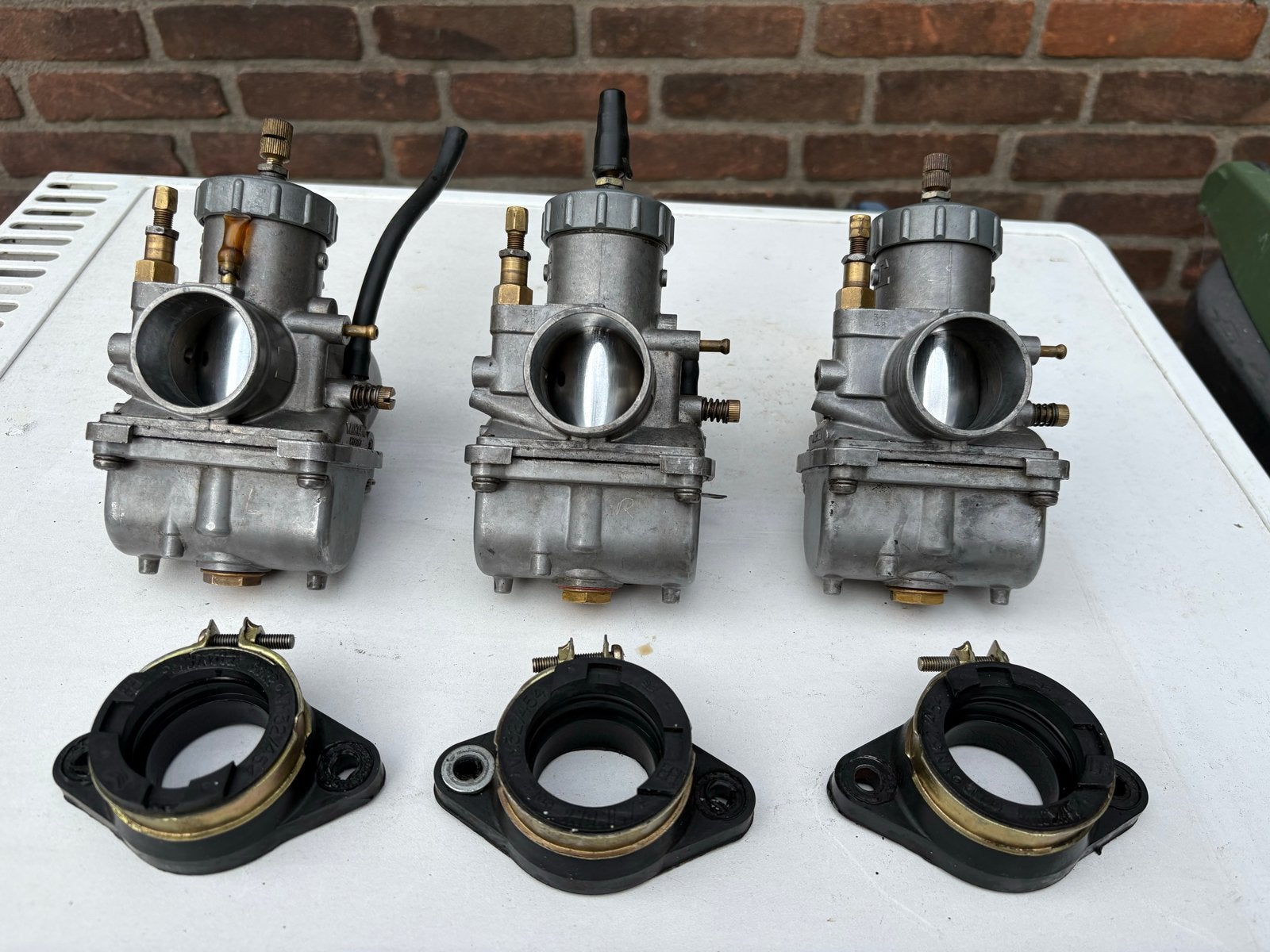 3x Mikuni Kogyo Carburateurs met Spruitstukken, Ophalen of Verzenden, Gebruikt