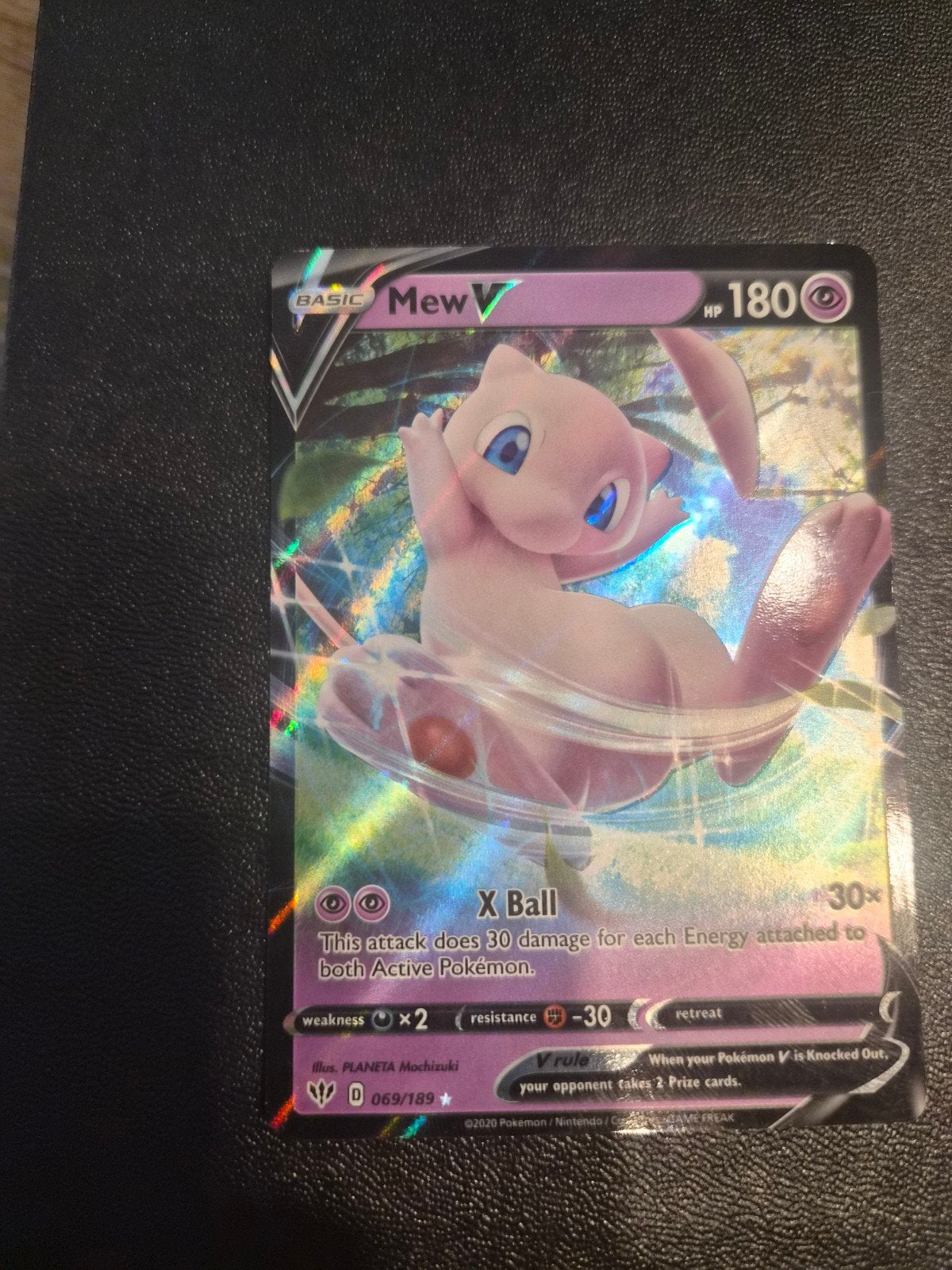 Mew V Pokémon kaart (069/189) - Zo goed als nieuw, Hobby en Vrije tijd, Ophalen of Verzenden, Zo goed als nieuw, Losse kaart