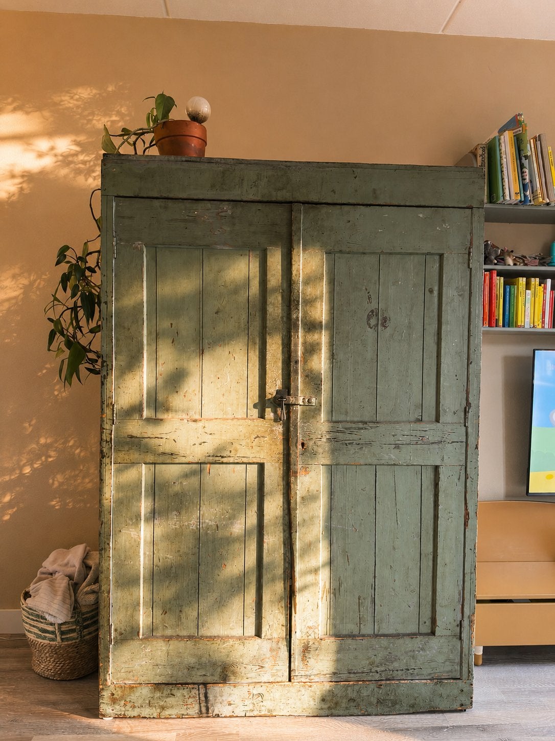 Oude werkplaats kast - Eyecatcher in modern interieur, Antiek en Kunst, Ophalen