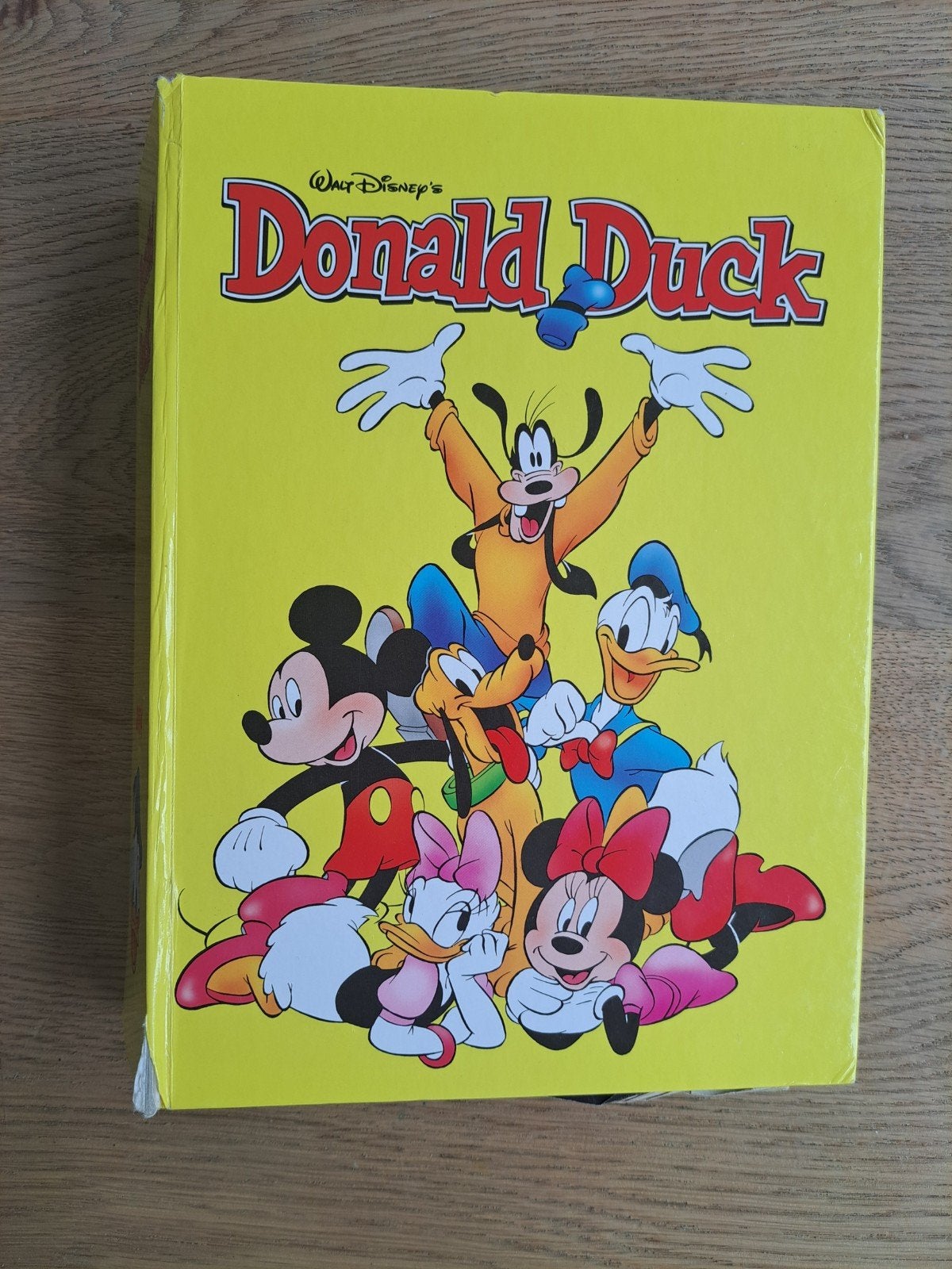 verzamelband met 17 Donald Ducks uit 2004, Boeken, Meerdere stripboeken, Ophalen, Gelezen