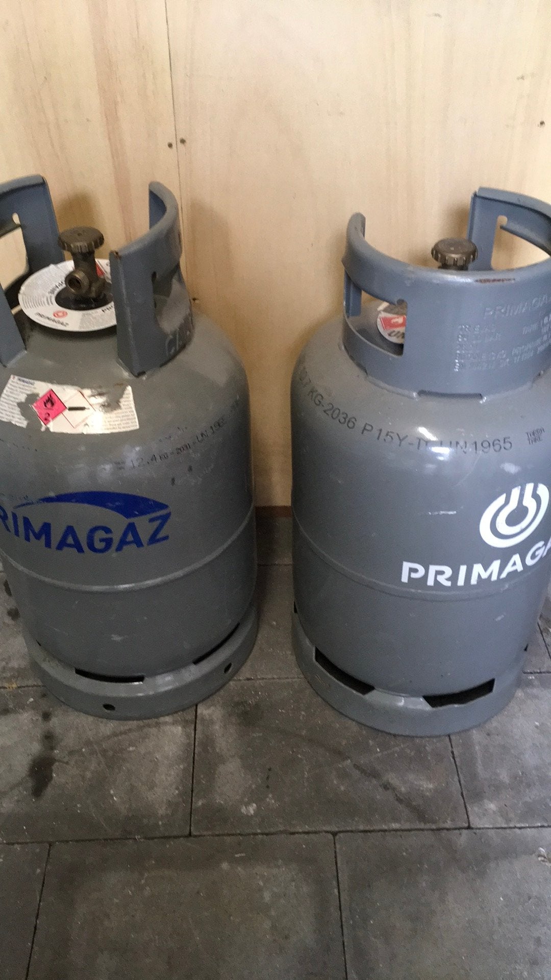 2 grote volle gasflessen, Ophalen