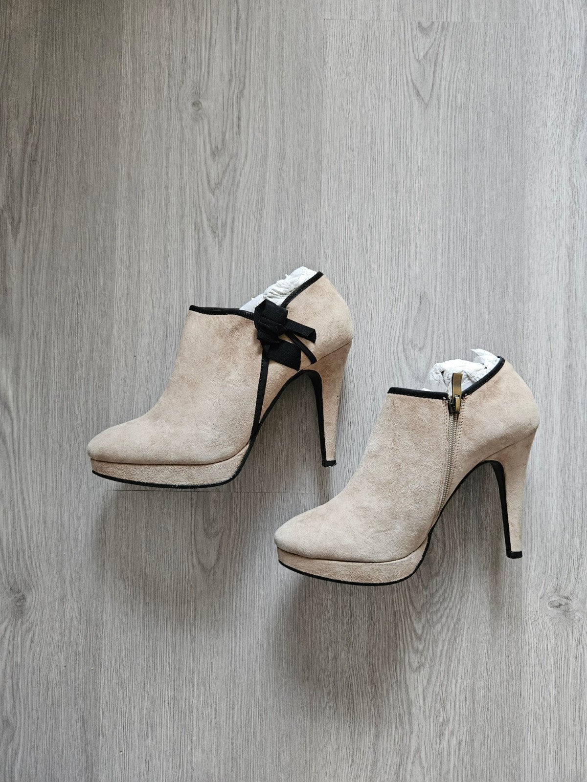 Manfield Pumps Beige met Zwart Strikje - Maat 40, Kleding | Dames, Pumps, Beige, Ophalen of Verzenden, Zo goed als nieuw