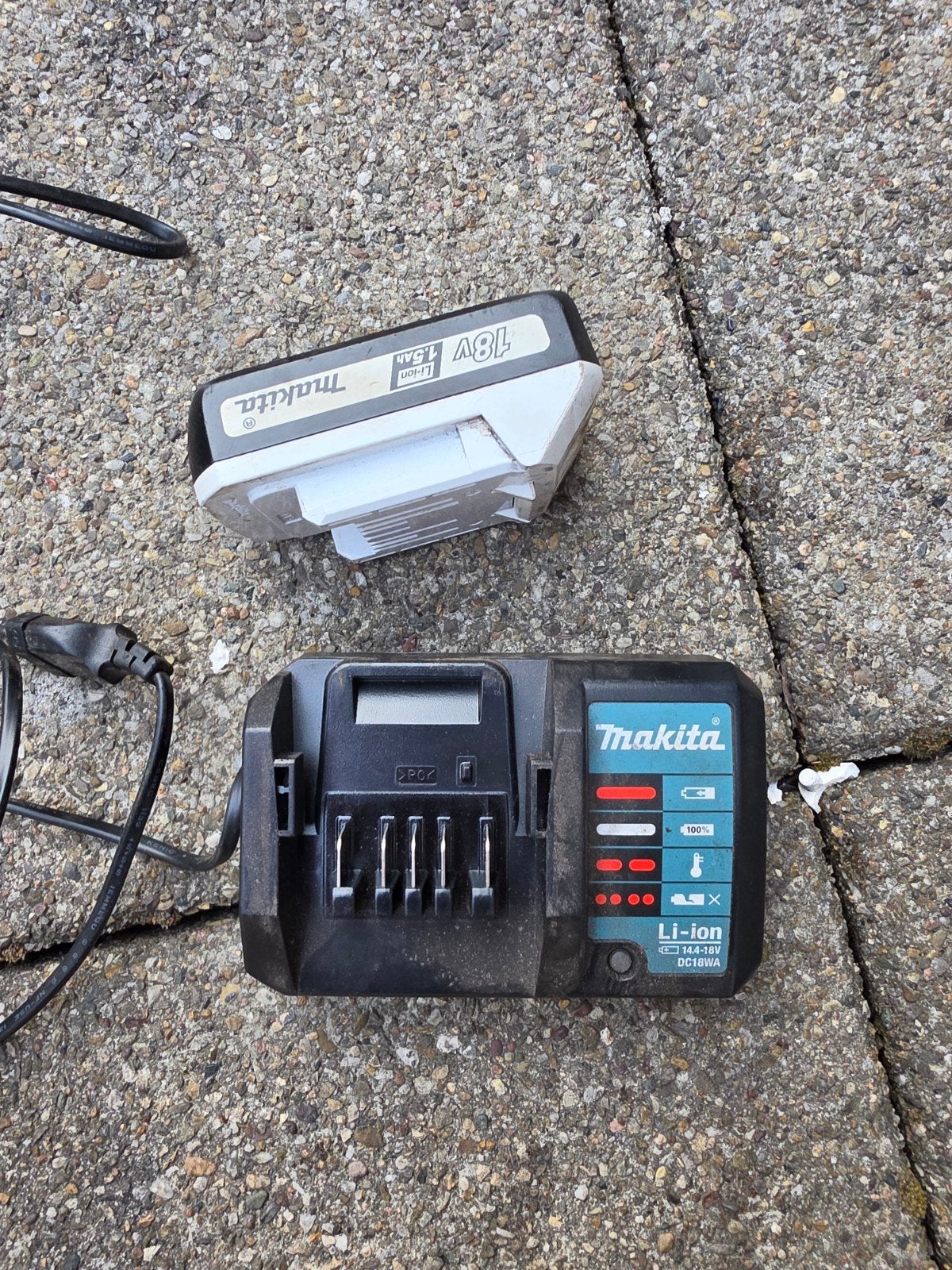 Makita 18V Li-ion Accu en Oplader - BL1815G DC18WA, Ophalen of Verzenden, Gebruikt, Minder dan 400 watt, Overige typen