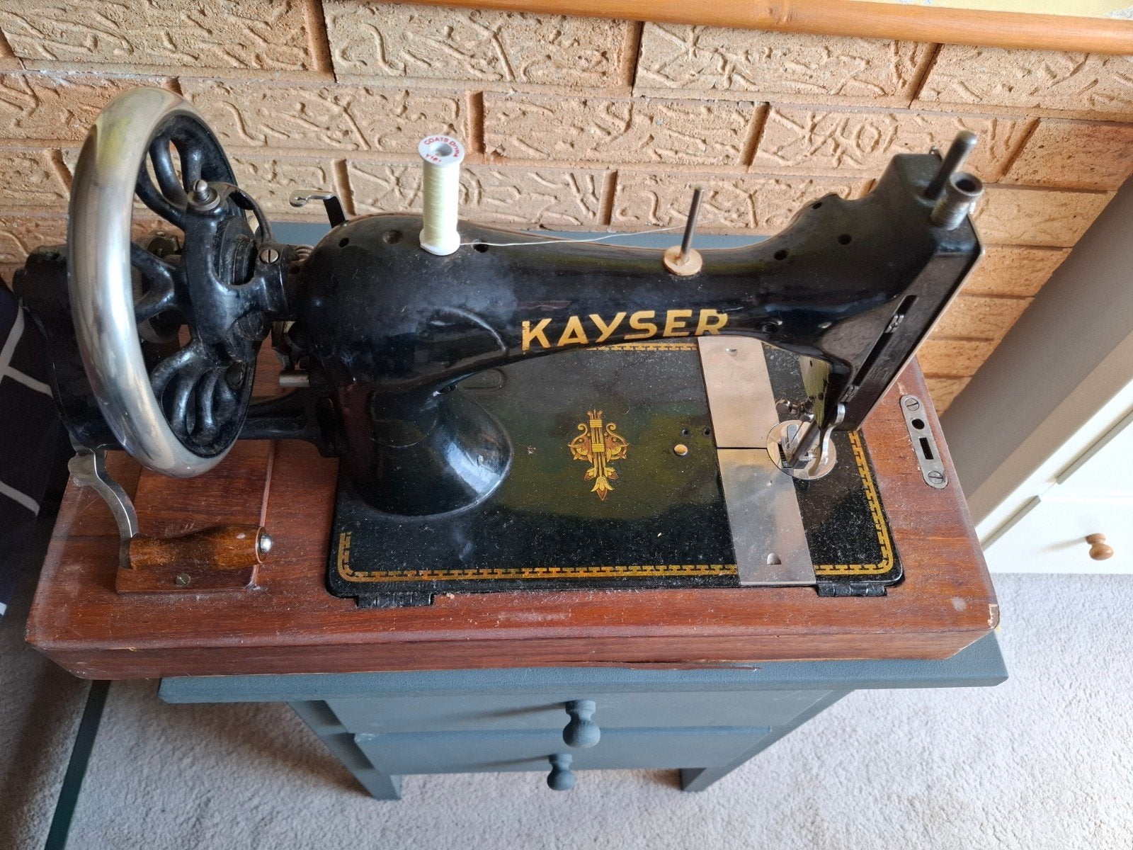 antieke handnaaimachine met bijbehorende afsluitbare kist, Antiek en Kunst, Ophalen