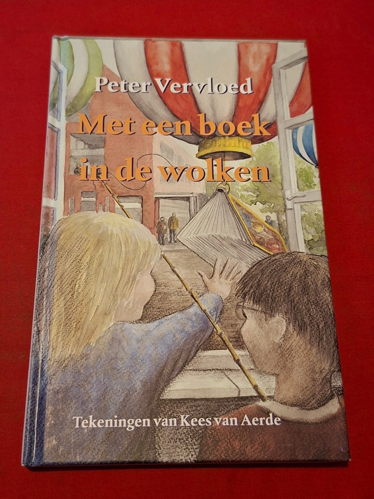 GESIGNEERD Met een boek in de wolken. Peter Vervloed., Ophalen of Verzenden, Zo goed als nieuw