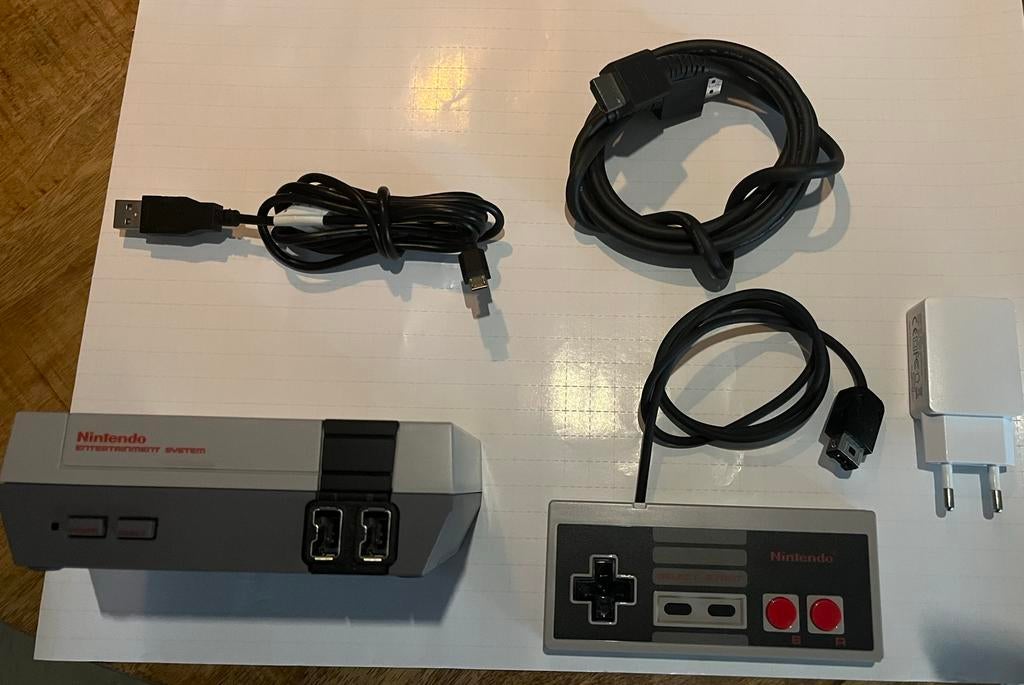 Nintendo Classic Mini NES + controller + kabels – compleet, Ophalen of Verzenden, Zo goed als nieuw, Met 1 controller