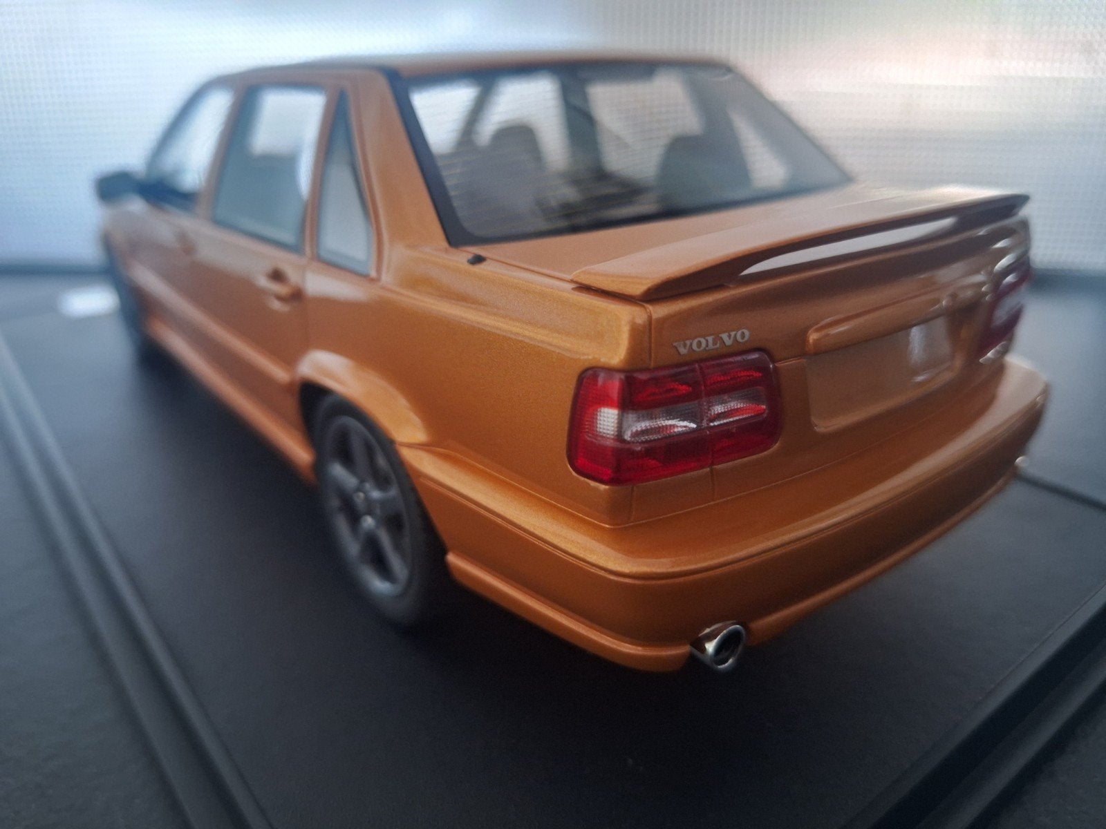 Volvo S70 R Saffraan incl Vitrine Schaal 1:18, Hobby en Vrije tijd, Modelauto's | 1:18, Auto, Nieuw, Ophalen of Verzenden, Radscale