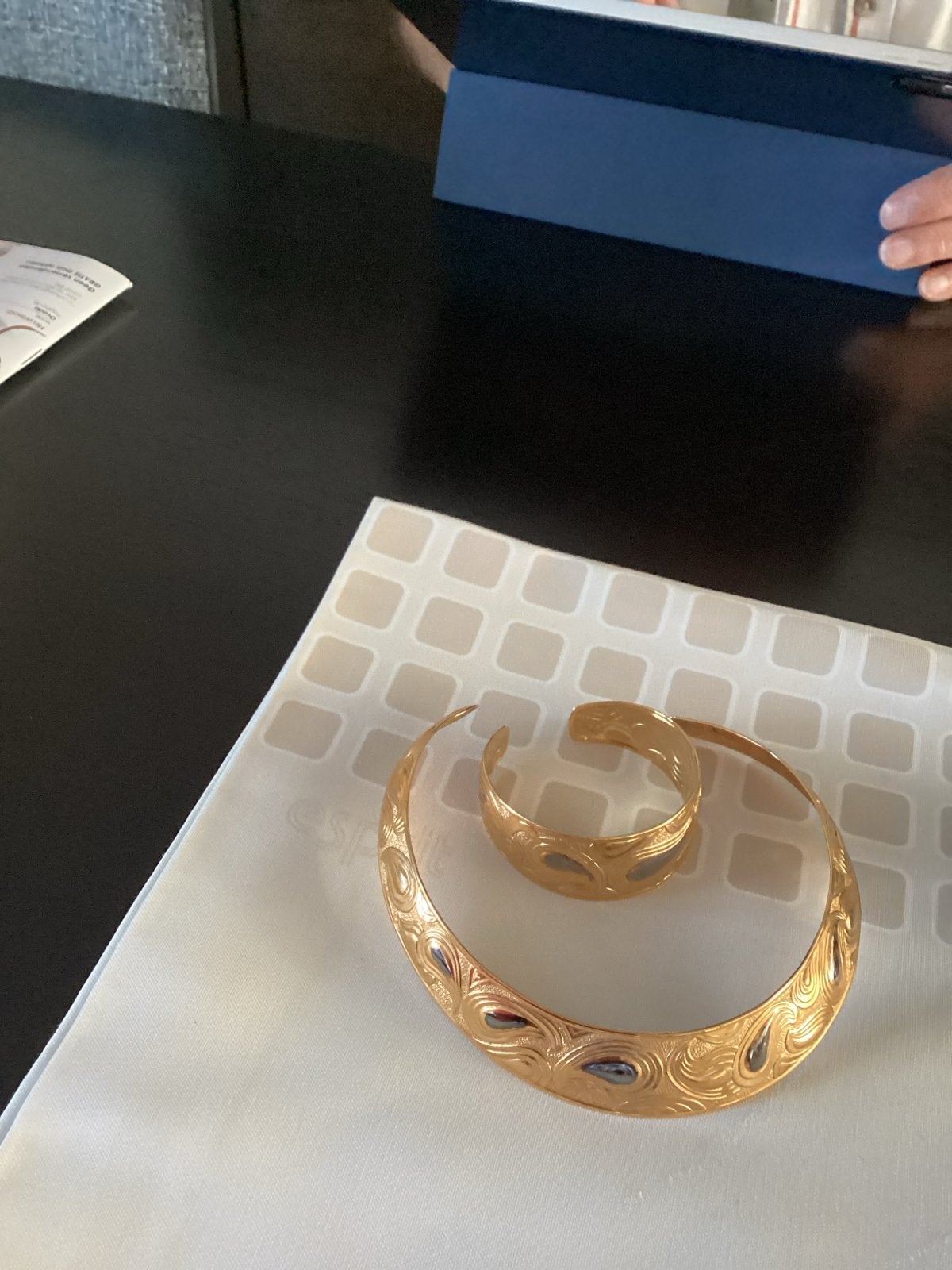 Vergulde halsketting en armband set met uniek patroon, Ophalen of Verzenden, Zo goed als nieuw, Goud, Overige materialen