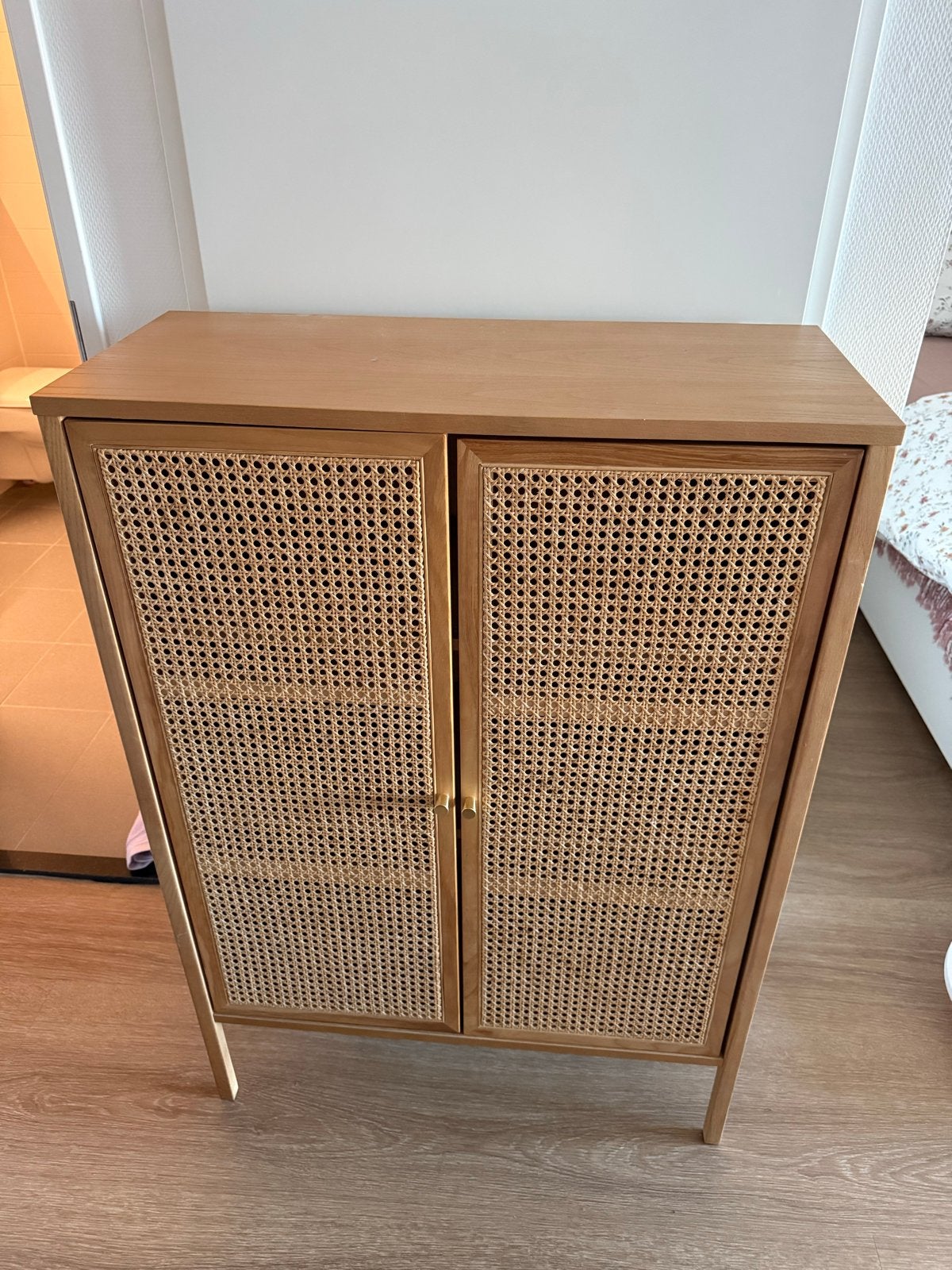 Karwei houten kastje met rotan deuren, Ophalen, Zo goed als nieuw