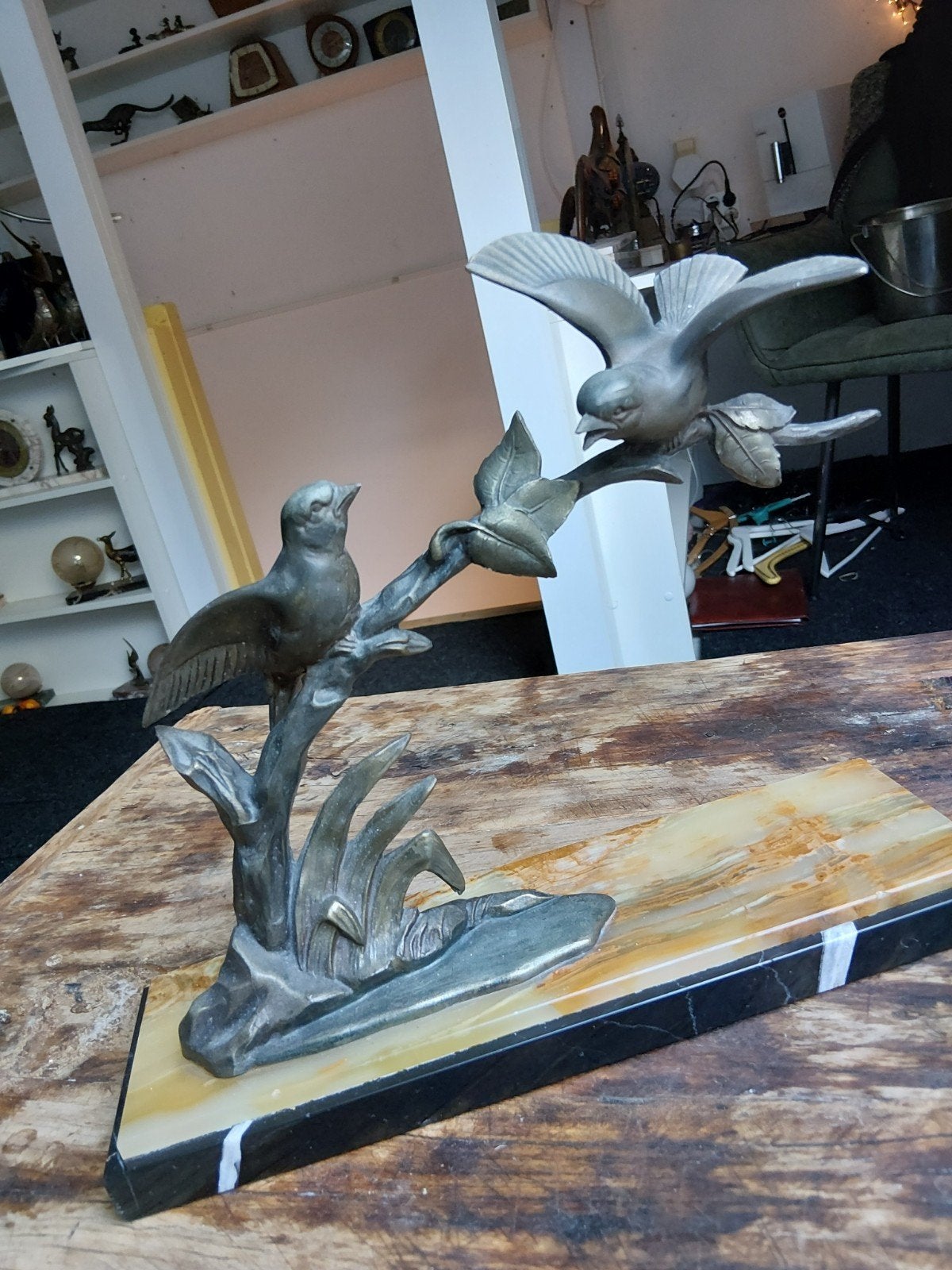 Prachtig bronzen beeld: Twee vogels op marmeren sokkel, Gepatineerd, Ophalen of Verzenden, Brons, 20 - 50 cm
