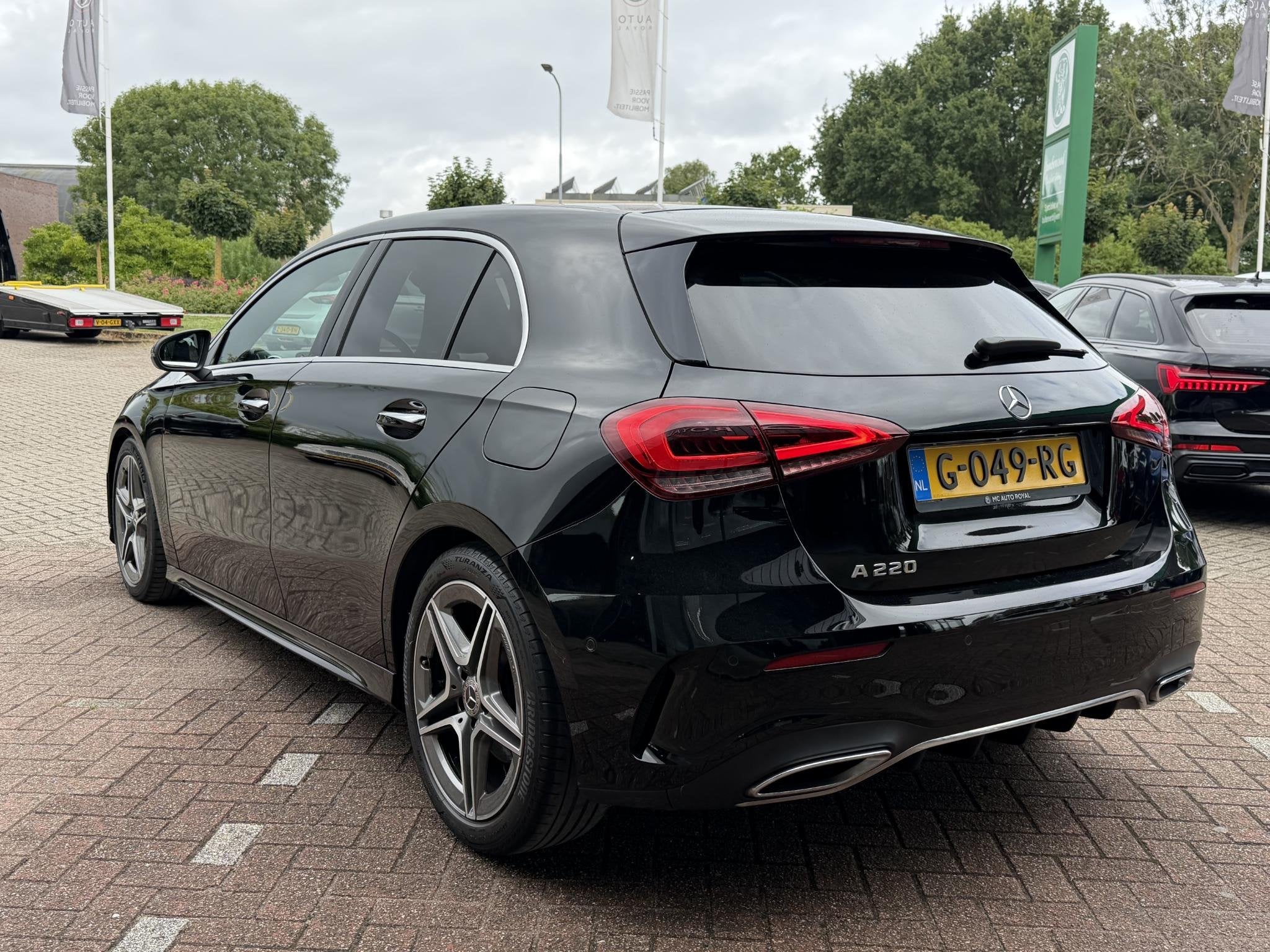 Mercedes-Benz A 220 Launch Edition Premium AMG LED | NAVIGAT, Auto's, Gebruikt, Leder en Stof, Zwart, Origineel Nederlands