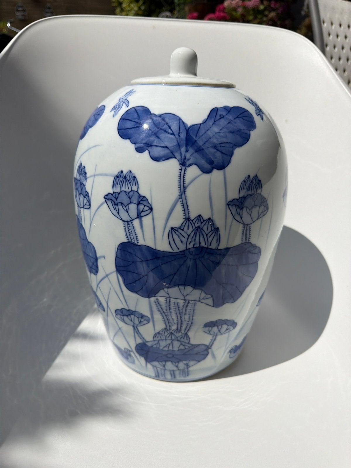 Antieke Chinese gemberpot met blauw-wit lotusdecor, Ophalen