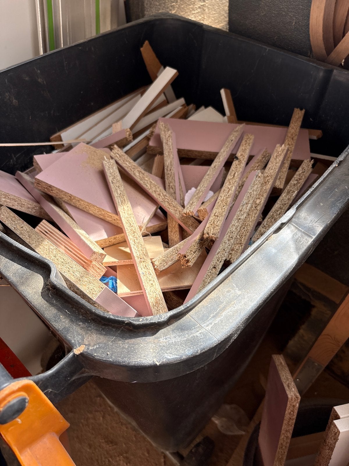 Container met reststukken spaanplaat/ vuuurkorf, Doe-het-zelf en Verbouw, Ophalen, Gebruikt, Minder dan 25 mm, Overige typen