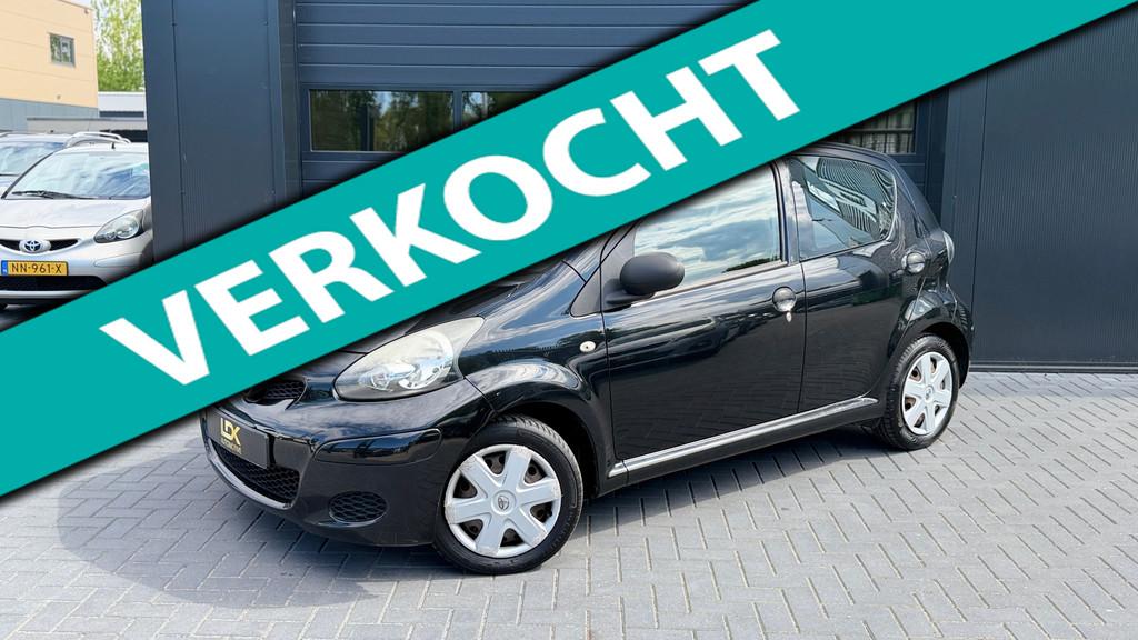 Toyota Aygo 1.0-12V Dynamic Blue Airco|5Deurs|NW Koppeling, Auto's, Voorwielaandrijving, Elektrische ramen, Gebruikt, 4 stoelen