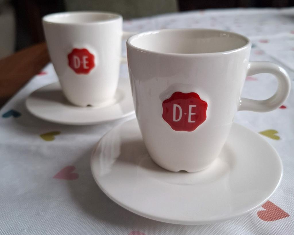 Douwe Egberts Senseo mokjes  met schoteltjes, Huis en Inrichting, Keuken | Servies, Keramiek, Ophalen of Verzenden, Zo goed als nieuw