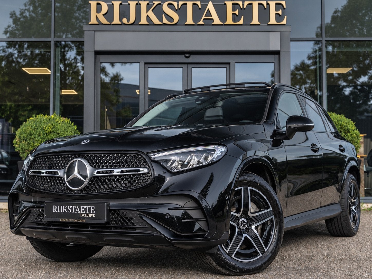 Mercedes GLC-klasse 300e 4MATIC AMG Line|PANO|BURMES|APP|ACC, Auto's, Automaat, Dealer onderhouden, Gebruikt, Zwart