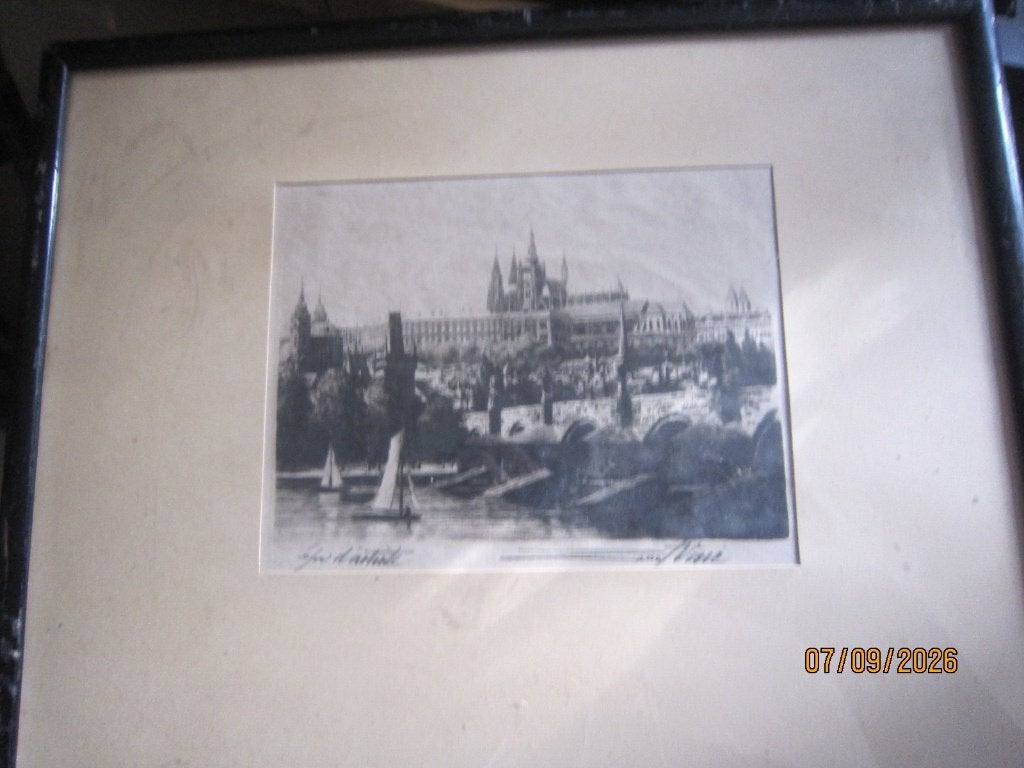 Praag, Mooi ingelijst etsje van de Koningsbrug,sign.j VAIC., Antiek en Kunst, Ophalen of Verzenden, Schilderij