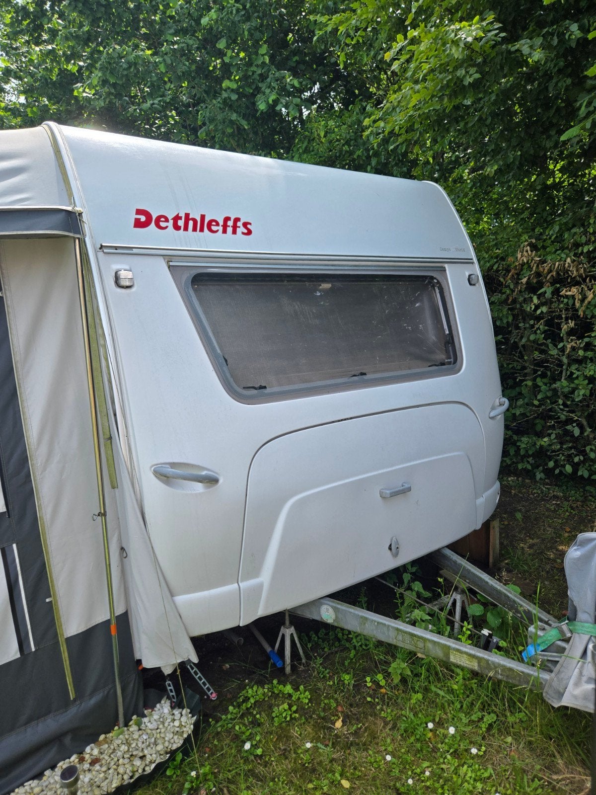 Dethleffs EL3 Caravan met voortent en 2 aparte bedden, Caravans en Kamperen, Rondzit, Koelkast, Particulier, Dethleffs