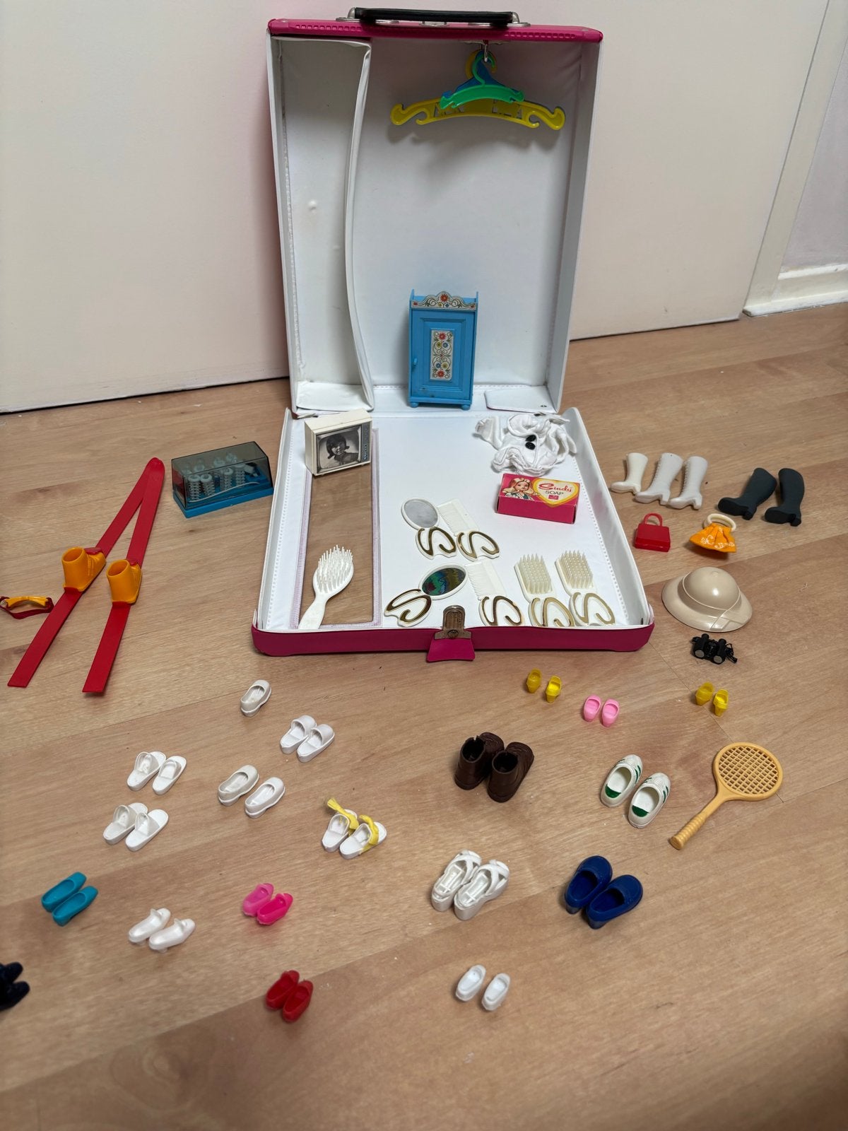 Vintage Barbie Koffer met Kleding en Accessoires, Ophalen of Verzenden, Gebruikt, Meisje