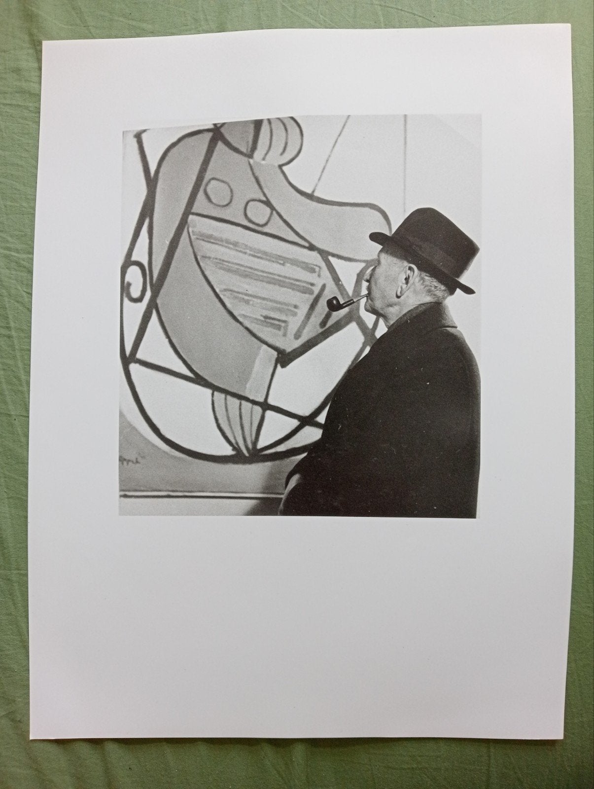 Man met pijp en hoed bij een Karel Appel schilderij, Ophalen of Verzenden