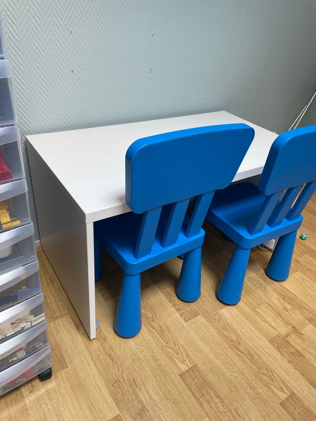 IKEA bureau met 2 blauwe Mammut stoelen, Ophalen, Gebruikt, Tafel(s) en Stoel(en)