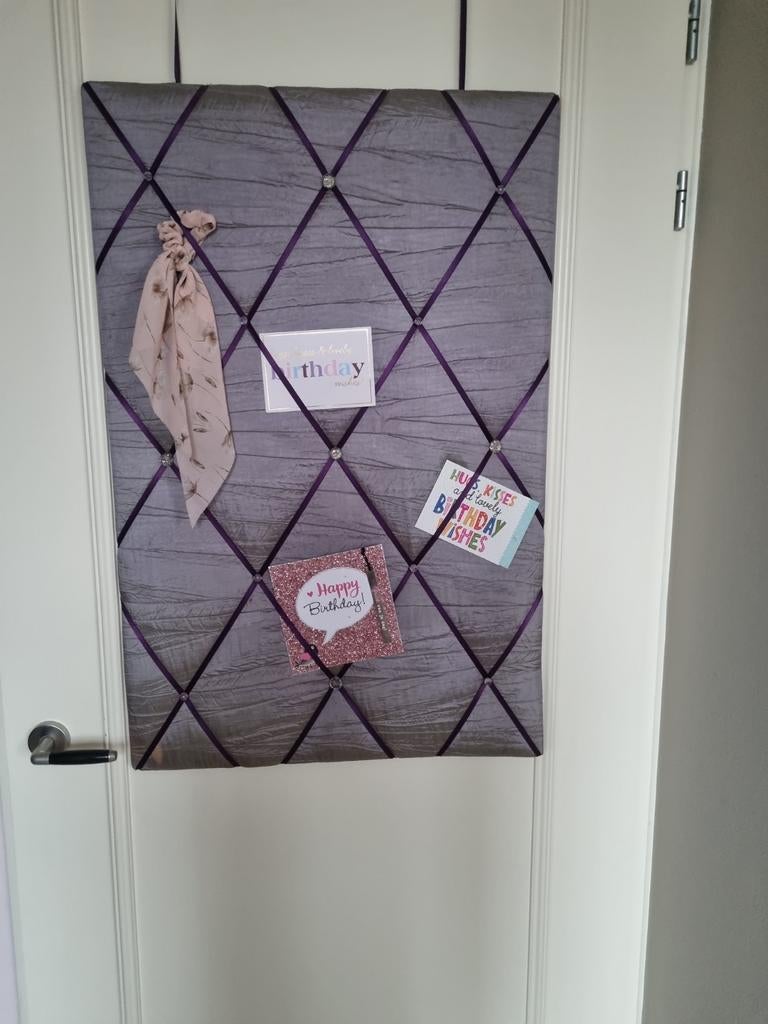 Leuk memobord van stof, linten en knopen, Ophalen, Magneetbord