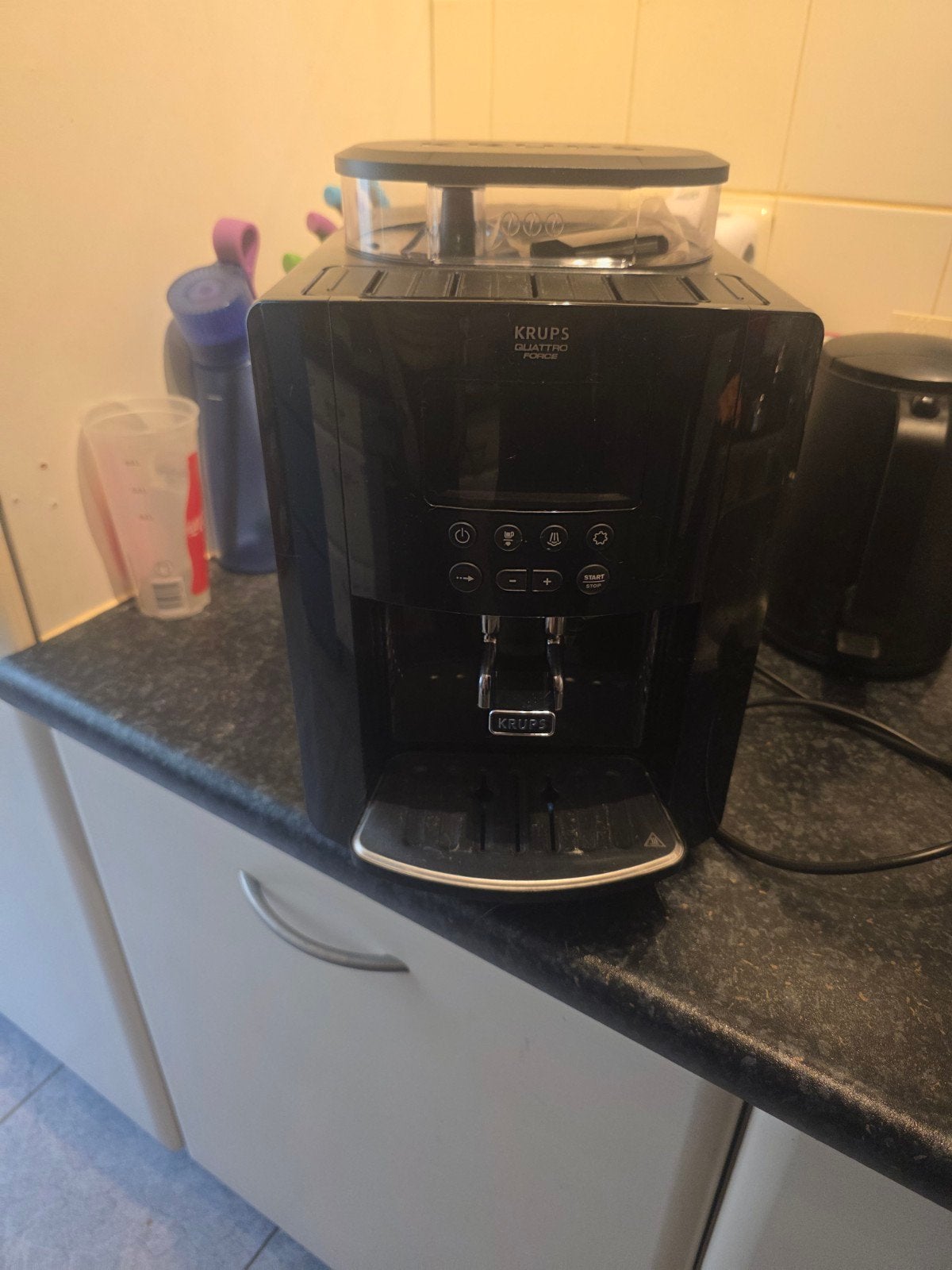 Krups Quattro Force Koffiemachine - Zwart, Afneembaar waterreservoir, Gebruikt, Espresso apparaat, 4 tot 10 kopjes