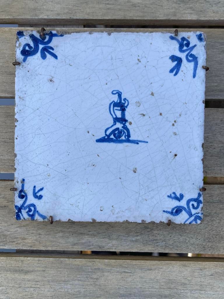 Antieke tegel 17e/18e eeuw - Kinderspel met Ossekoppen, Antiek en Kunst, Antiek | Wandborden en Tegels, Ophalen of Verzenden