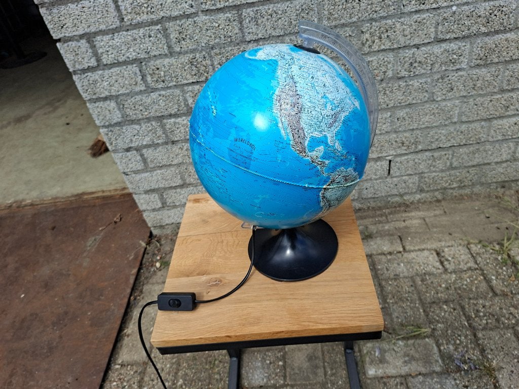 wereldbol blauw met antraciet voet en verlichting, Ophalen of Verzenden, Draaibaar