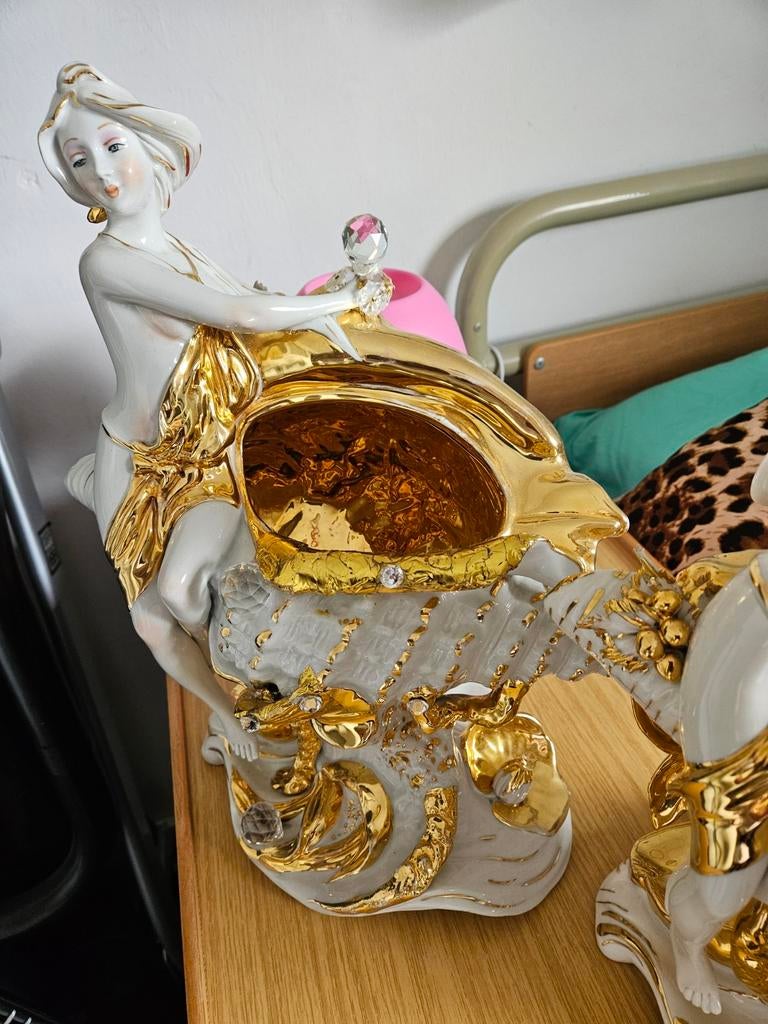 Verzameling van porseleinen beeldjes met gouden accenten, Ophalen
