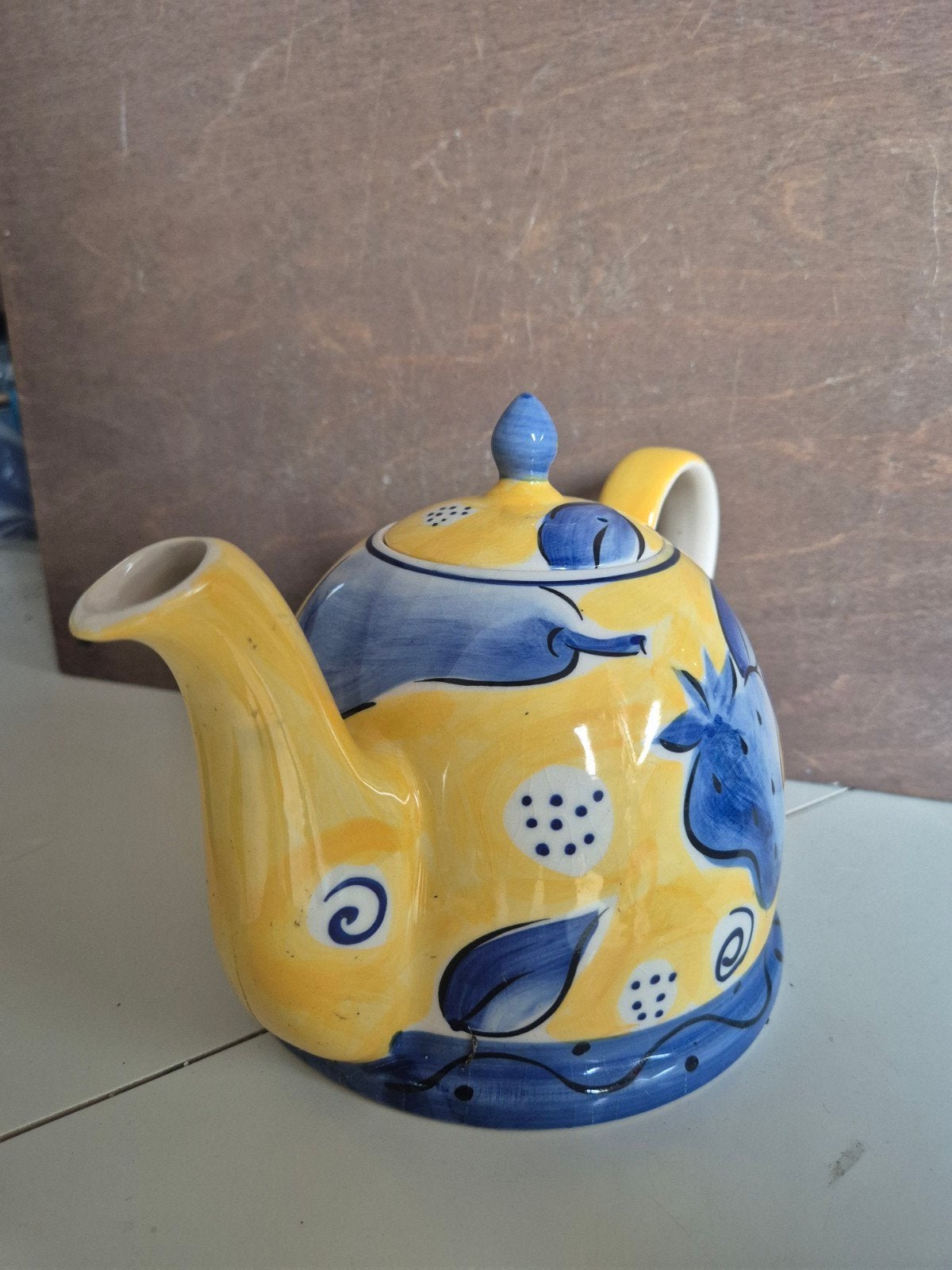 Decoratieve theepot met fruitmotief, Ophalen