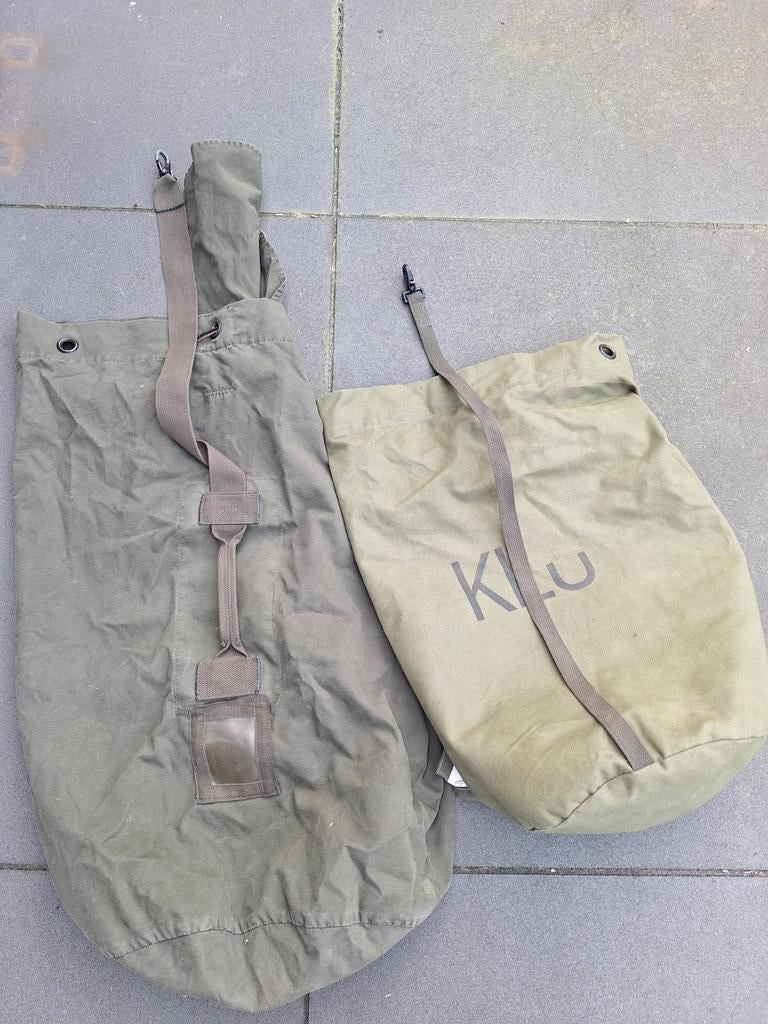 2 oude KLU leger tassen - 90 cm lengte, Ophalen of Verzenden
