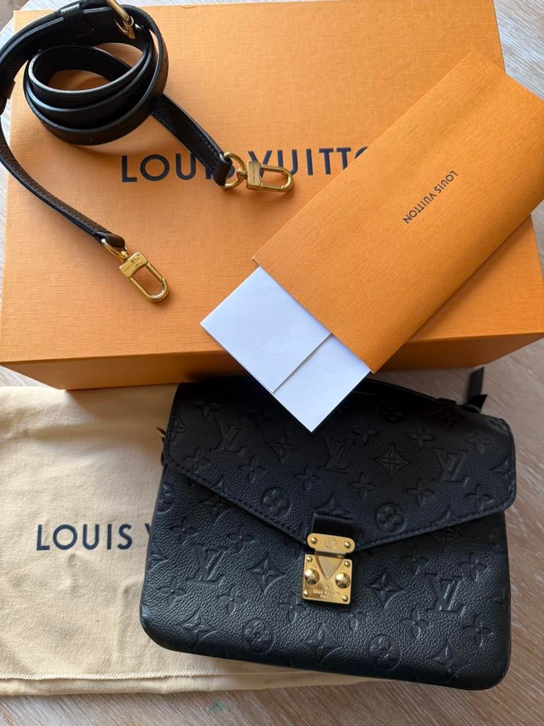 Louis Vuitton Pochette Metis, Ophalen, Zo goed als nieuw, Zwart, Leer