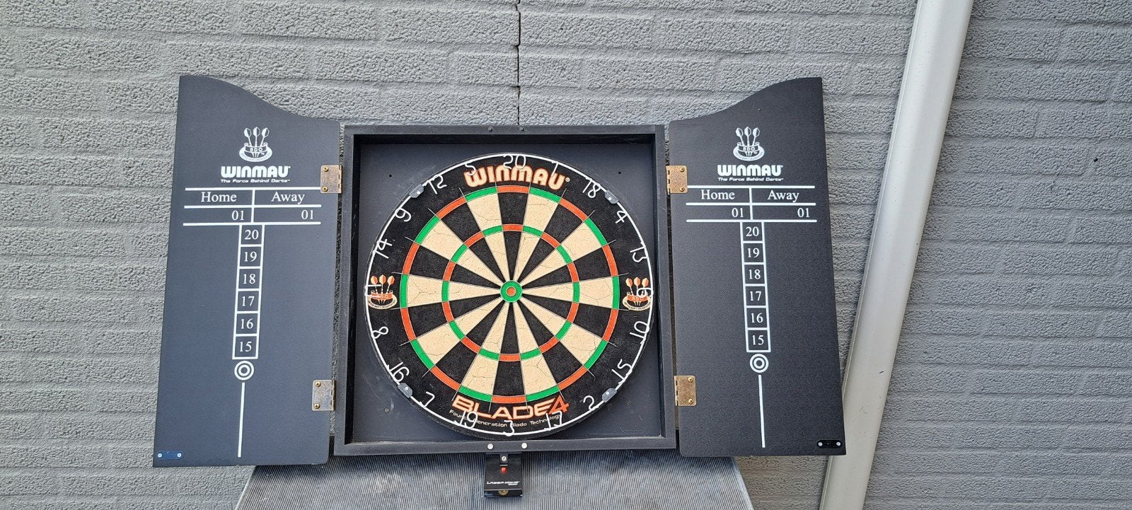 2x winmau dartbord kastjes, Ophalen, Zo goed als nieuw, Dartbord