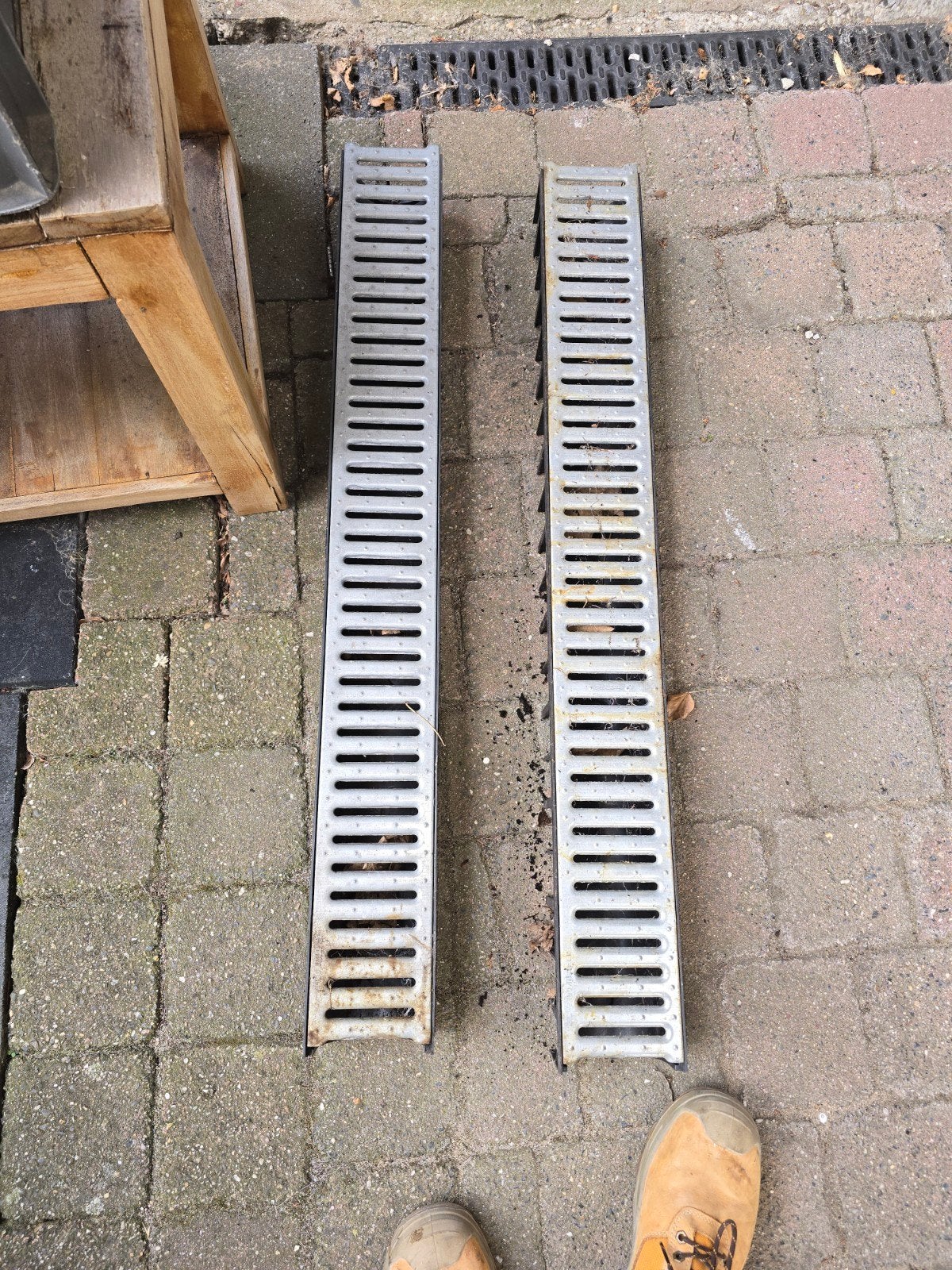 Afvoergoot met rooster - 2 stuks, Doe-het-zelf en Verbouw, Ophalen, Gebruikt, Minder dan 2 meter, 40 tot 60 mm