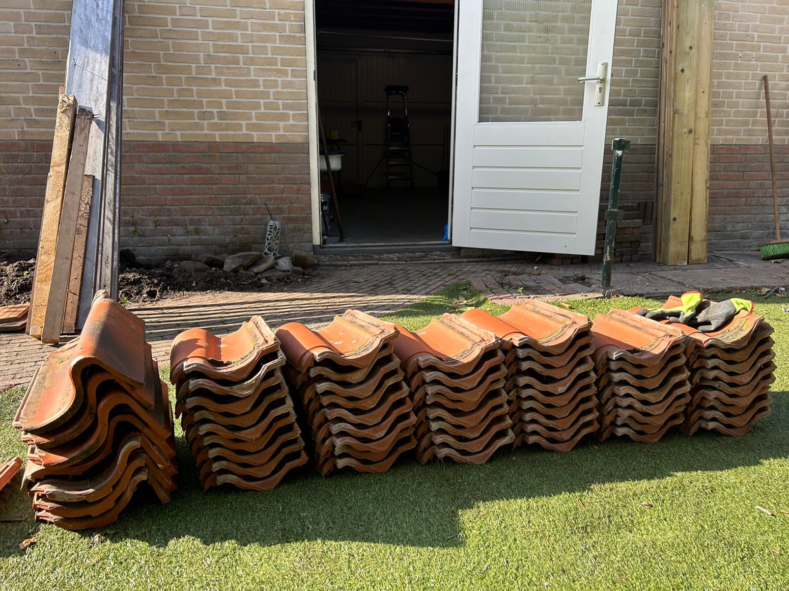 GRATIS dakpannen, 52  stuks en 8 hoek, Doe-het-zelf en Verbouw, Ophalen, Gebruikt, Steen of Klei, Minder dan 5 m²
