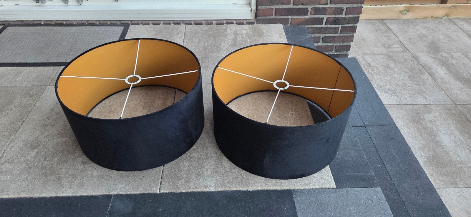 Set van 2 zwarte lampenkappen met gouden binnenkant - 50 cm, Ophalen, Zo goed als nieuw, Zwart, Rond