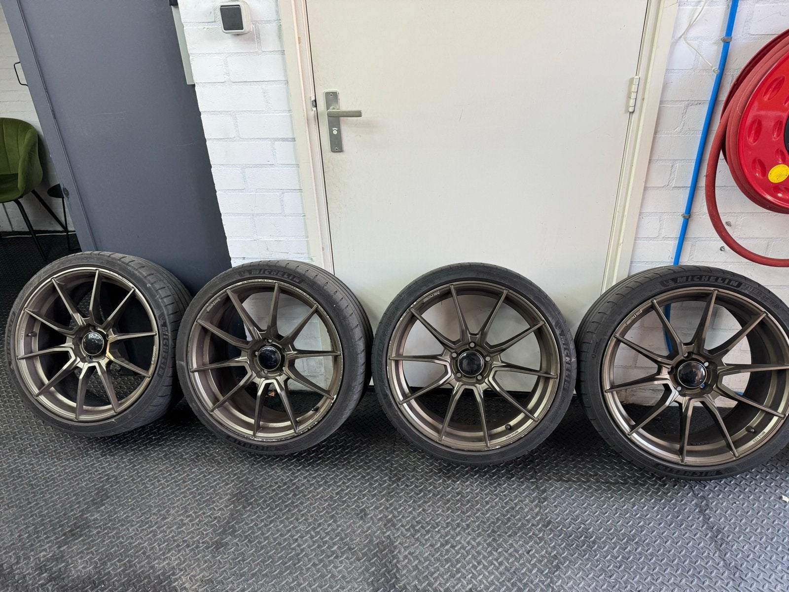 Set van 4 Motec velgen met pilot sport 4S banden, Gebruikt, Banden en Velgen, 235 mm, Personenwagen